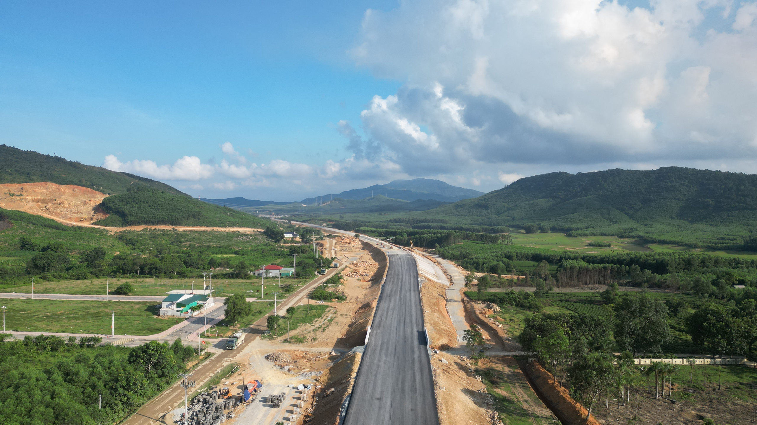 Toàn cảnh 2 tuyến cao tốc qua Hà Tĩnh trước ngày thông xe- Ảnh 10. Toàn cảnh 2 tuyến cao tốc qua Hà Tĩnh trước ngày thông xe- Ảnh 10.