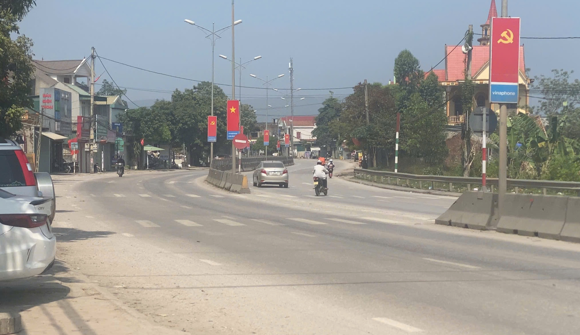 Nghệ An: Dân cản trở đóng điểm mở dải phân cách trên QL1, tai nạn rình rập- Ảnh 2. Nghệ An: Dân cản trở đóng điểm mở dải phân cách trên QL1, tai nạn rình rập- Ảnh 2.