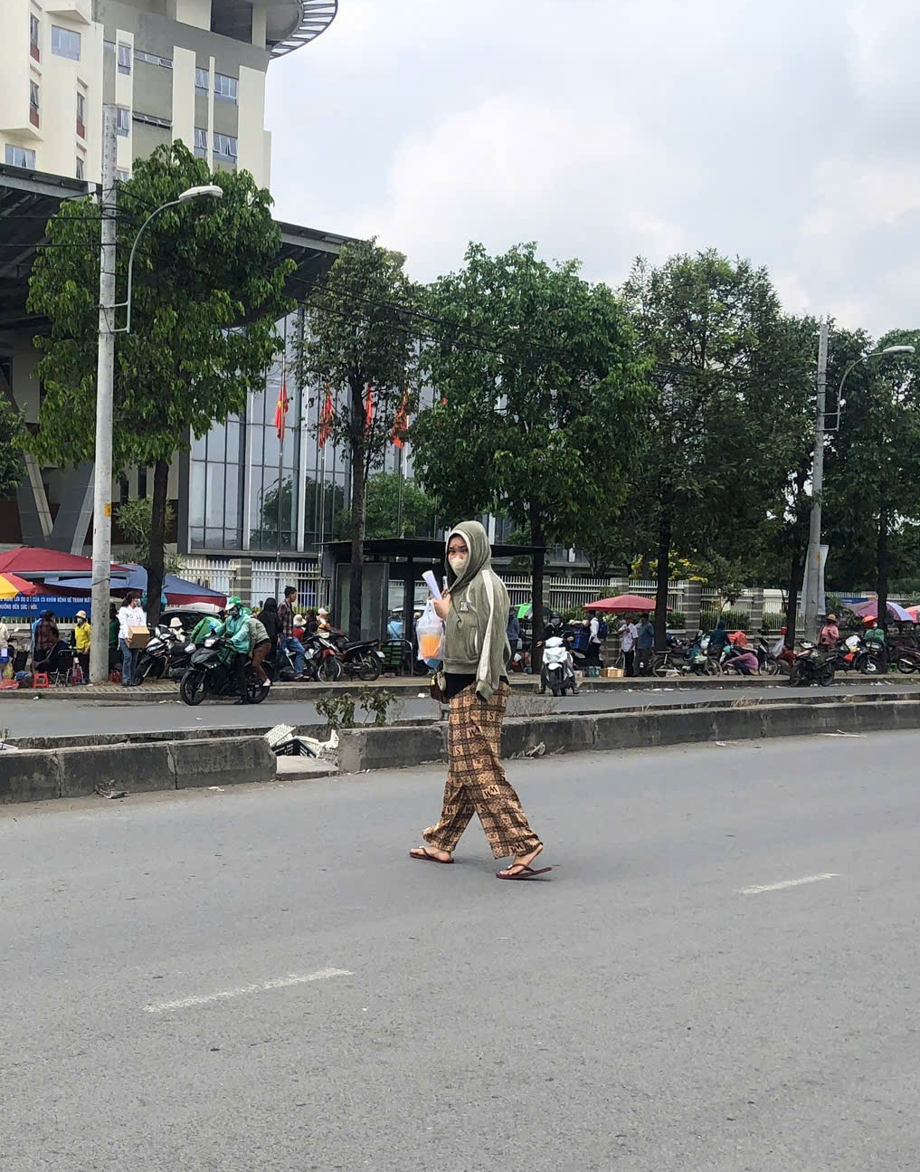 Bất chấp nguy hiểm, người d&acirc;n vẫn băng qua đường chỉ v&igrave; tiện v&agrave; nhanh- Ảnh 12.