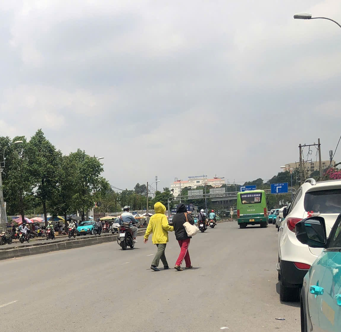 Bất chấp nguy hiểm, người d&acirc;n vẫn băng qua đường chỉ v&igrave; tiện v&agrave; nhanh- Ảnh 13.