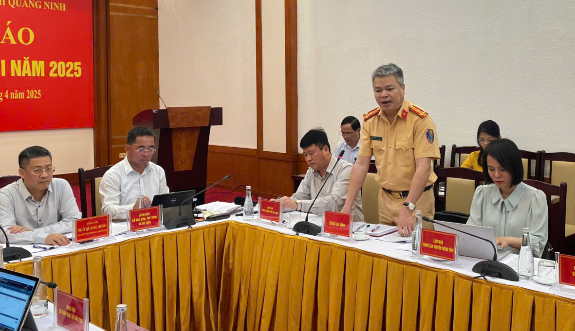 Quảng Ninh xử phạt 50 tỷ vi phạm giao thông trong 3 tháng
- Ảnh 2. Quảng Ninh xử phạt 50 tỷ vi phạm giao thông trong 3 tháng
- Ảnh 2.