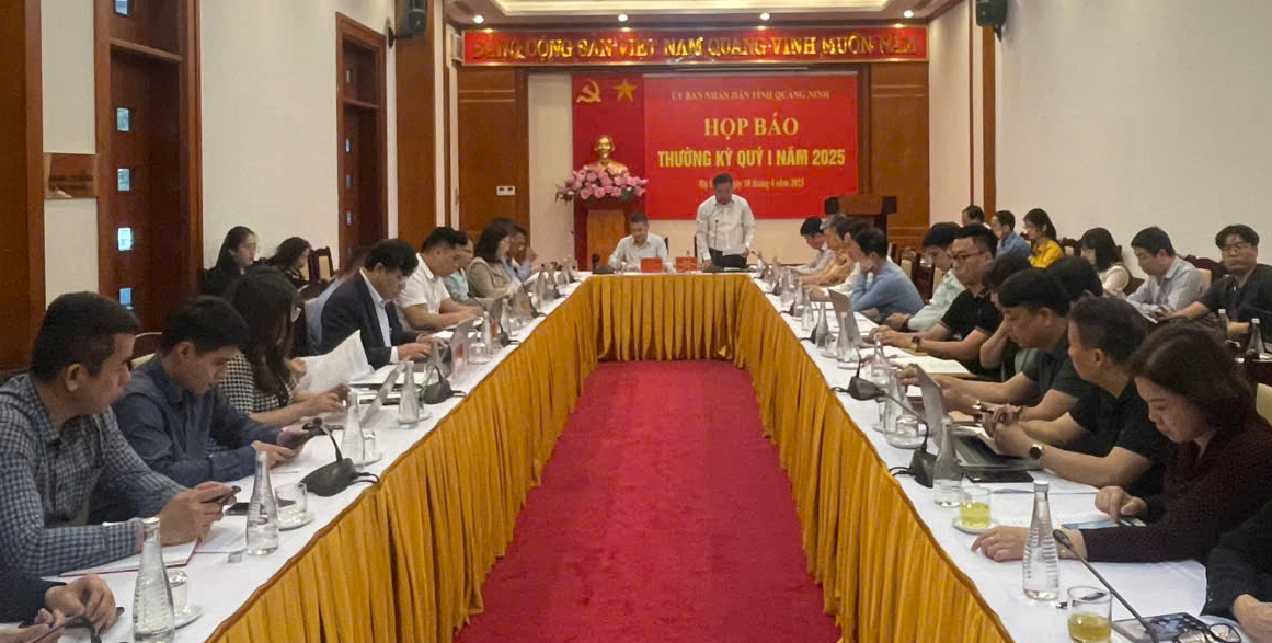 Quảng Ninh xử phạt 50 tỷ vi phạm giao thông trong 3 tháng
- Ảnh 1. Quảng Ninh xử phạt 50 tỷ vi phạm giao thông trong 3 tháng
- Ảnh 1.