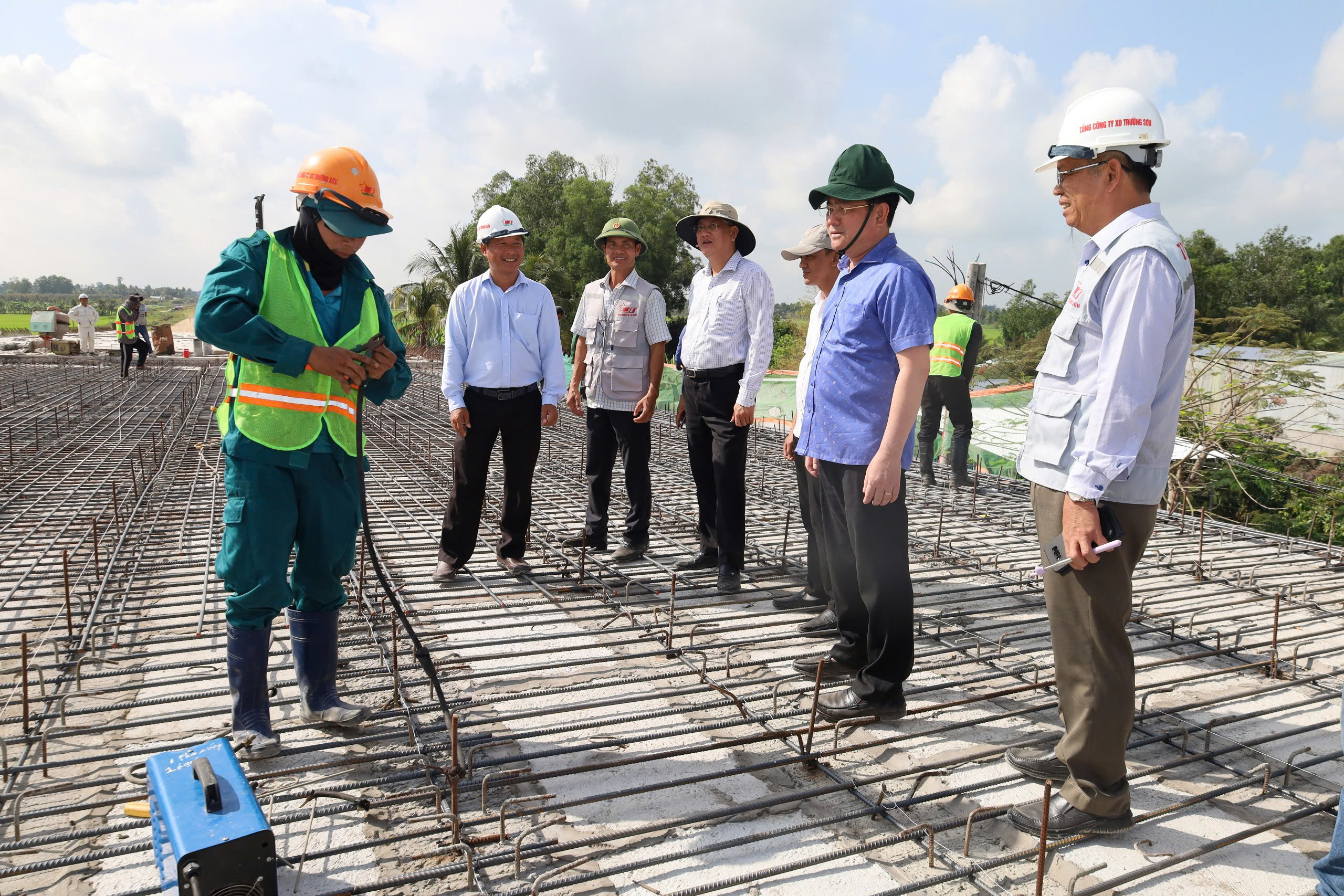 Hậu Giang hoàn thành toàn bộ cầu cao tốc Châu Đốc - Cần Thơ - Sóc Trăng trong tháng 7- Ảnh 1. Hậu Giang hoàn thành toàn bộ cầu cao tốc Châu Đốc - Cần Thơ - Sóc Trăng trong tháng 7- Ảnh 1.