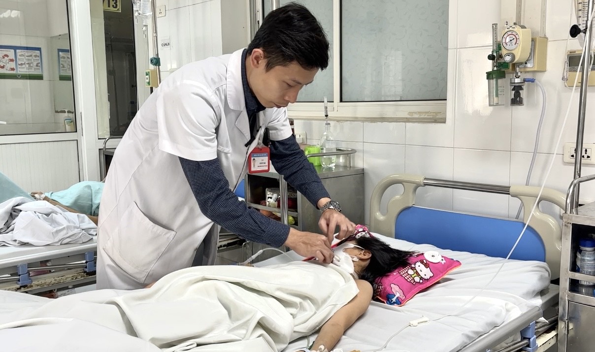 B&eacute; g&aacute;i 11 tuổi bất ngờ bị ch&oacute; nh&agrave; cắn thủng thực quản- Ảnh 1.