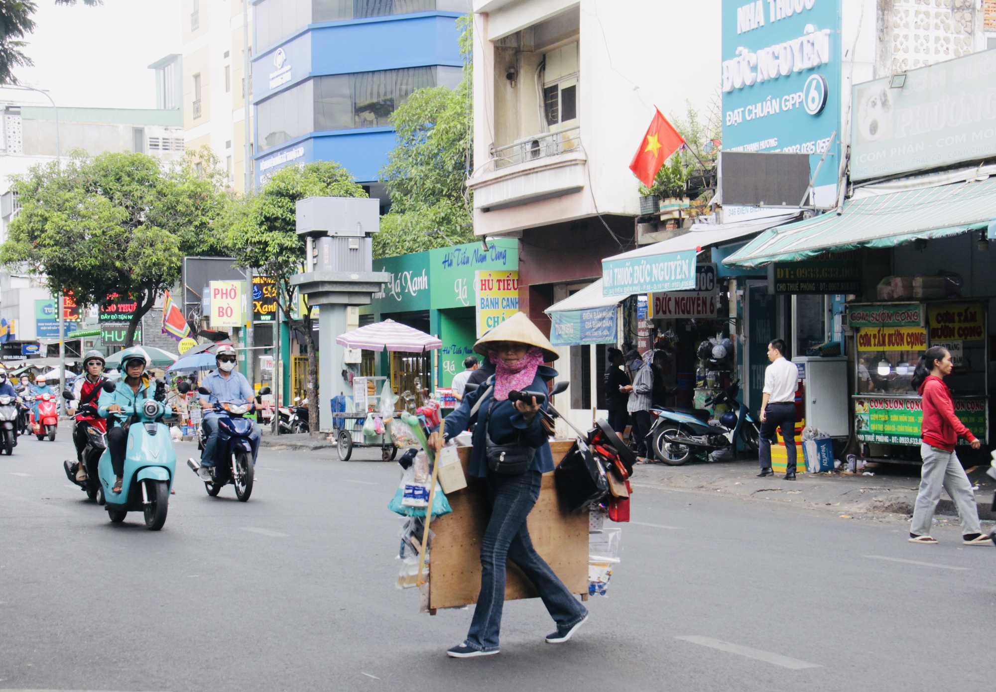 Bất chấp nguy hiểm, người d&acirc;n vẫn băng qua đường chỉ v&igrave; tiện v&agrave; nhanh- Ảnh 4.