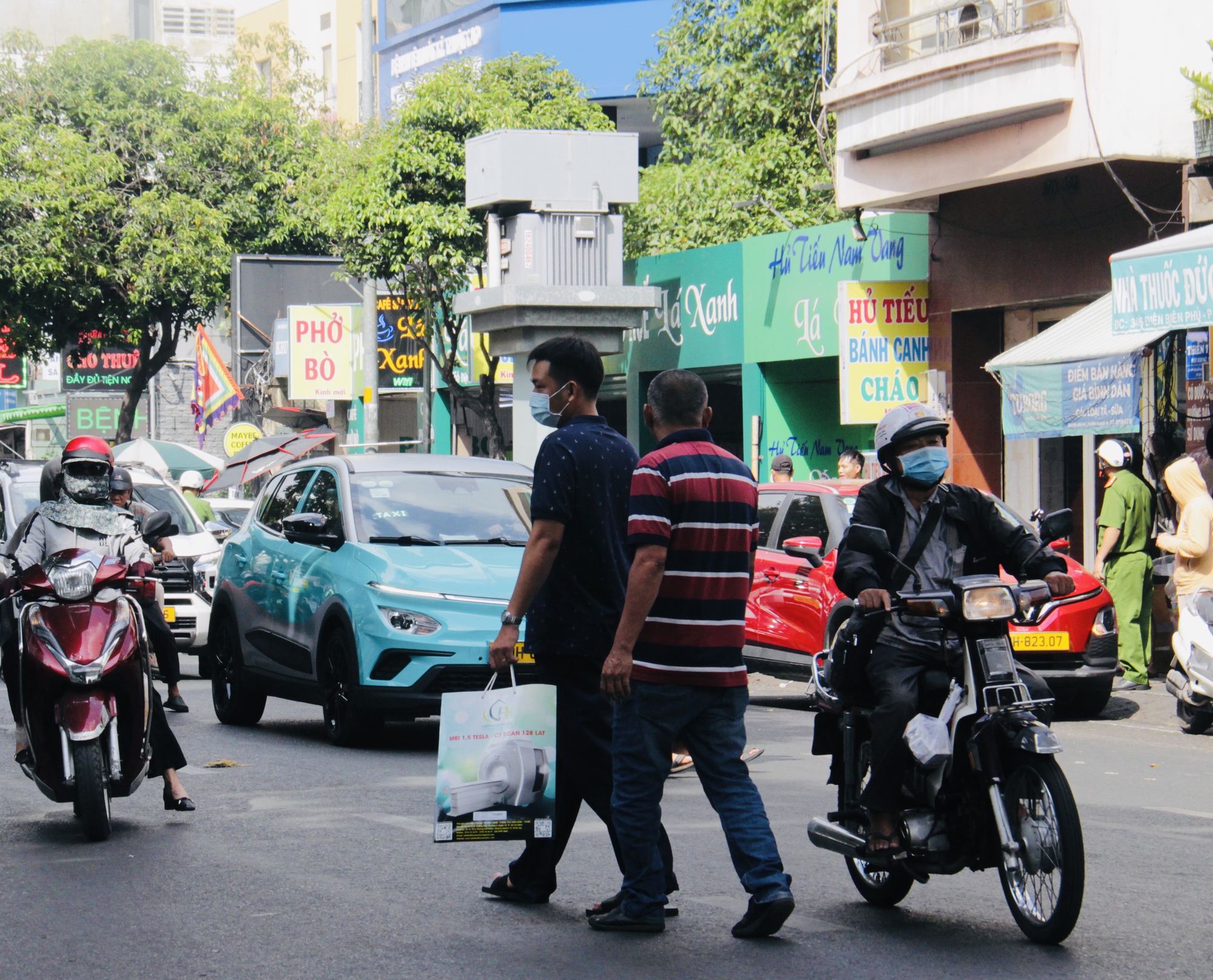 Bất chấp nguy hiểm, người d&acirc;n vẫn băng qua đường chỉ v&igrave; tiện v&agrave; nhanh- Ảnh 3.