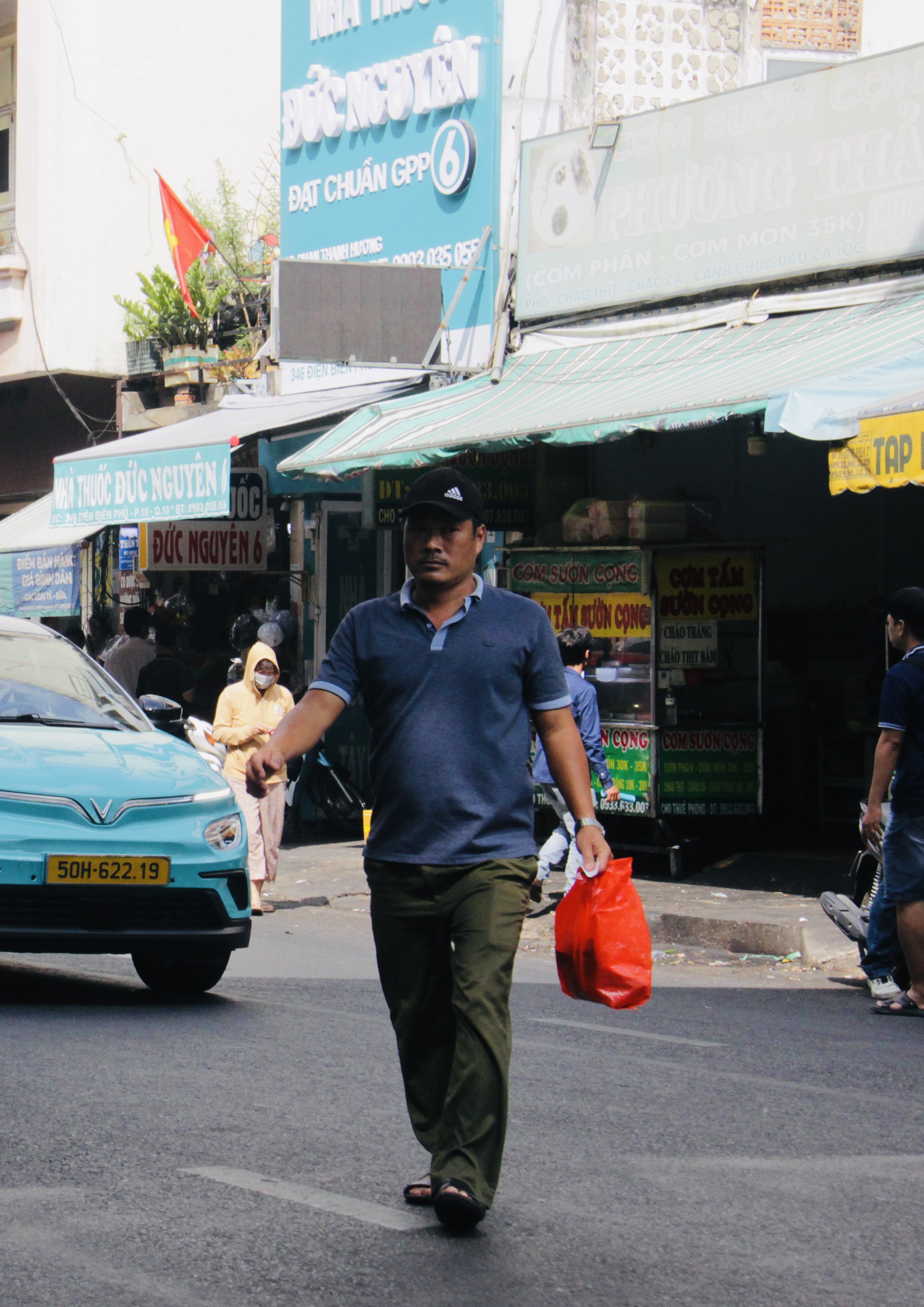 Bất chấp nguy hiểm, người d&acirc;n vẫn băng qua đường chỉ v&igrave; tiện v&agrave; nhanh- Ảnh 5.