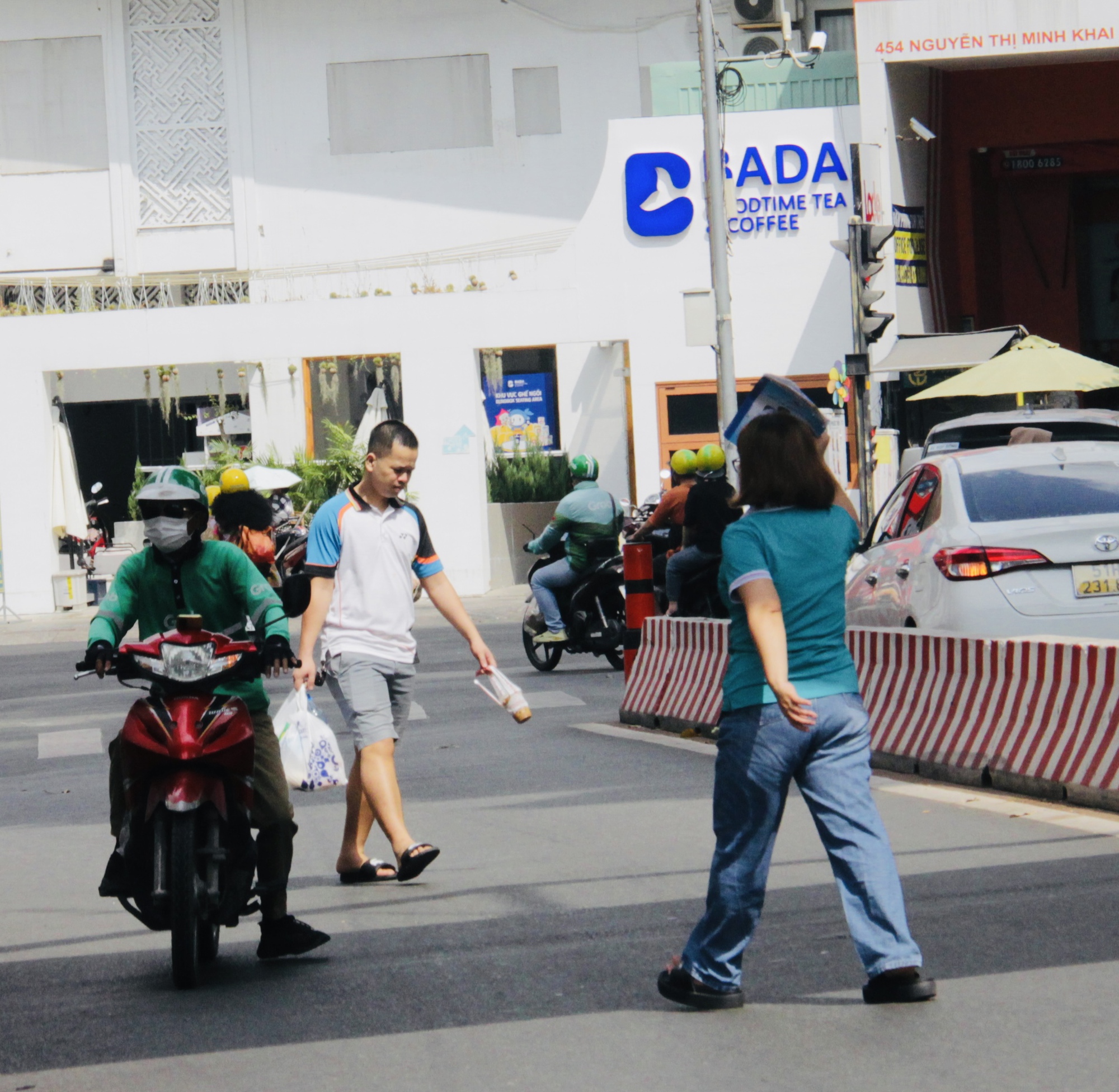 Bất chấp nguy hiểm, người d&acirc;n vẫn băng qua đường chỉ v&igrave; tiện v&agrave; nhanh- Ảnh 11.