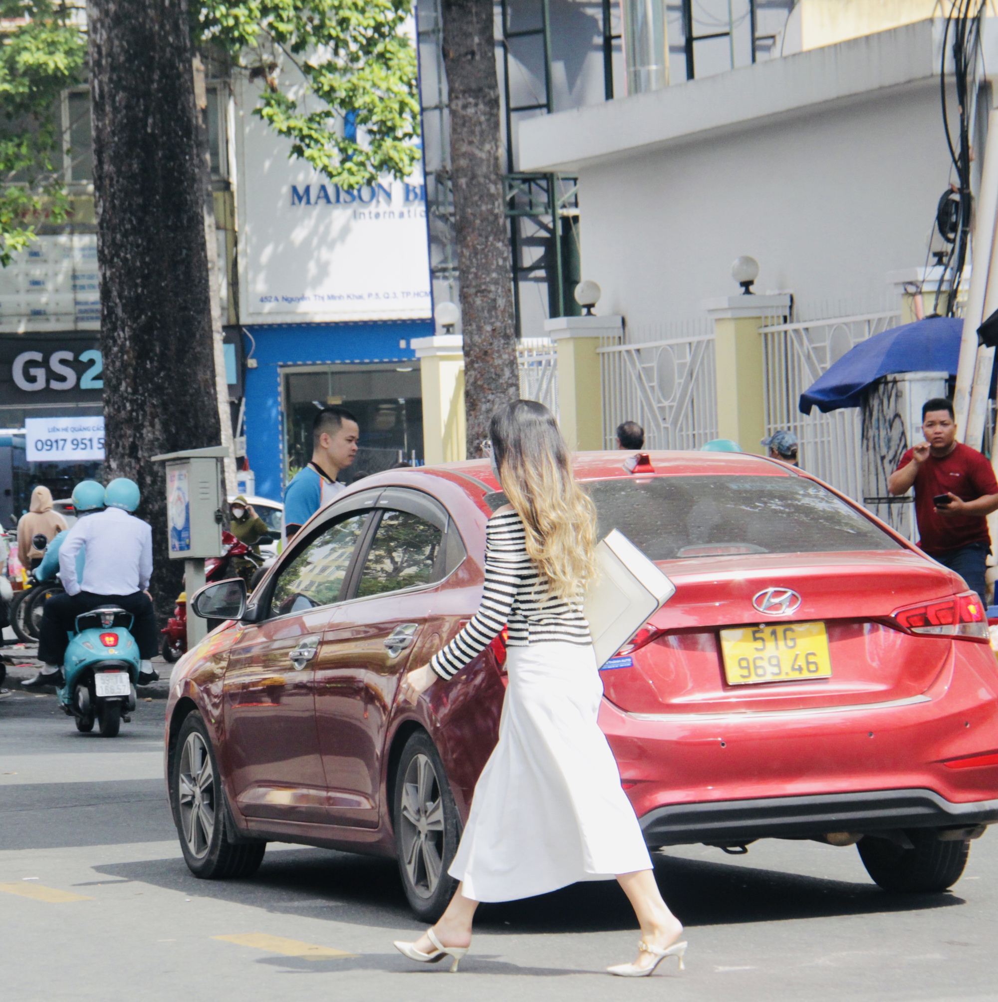 Bất chấp nguy hiểm, người d&acirc;n vẫn băng qua đường chỉ v&igrave; tiện v&agrave; nhanh- Ảnh 8.