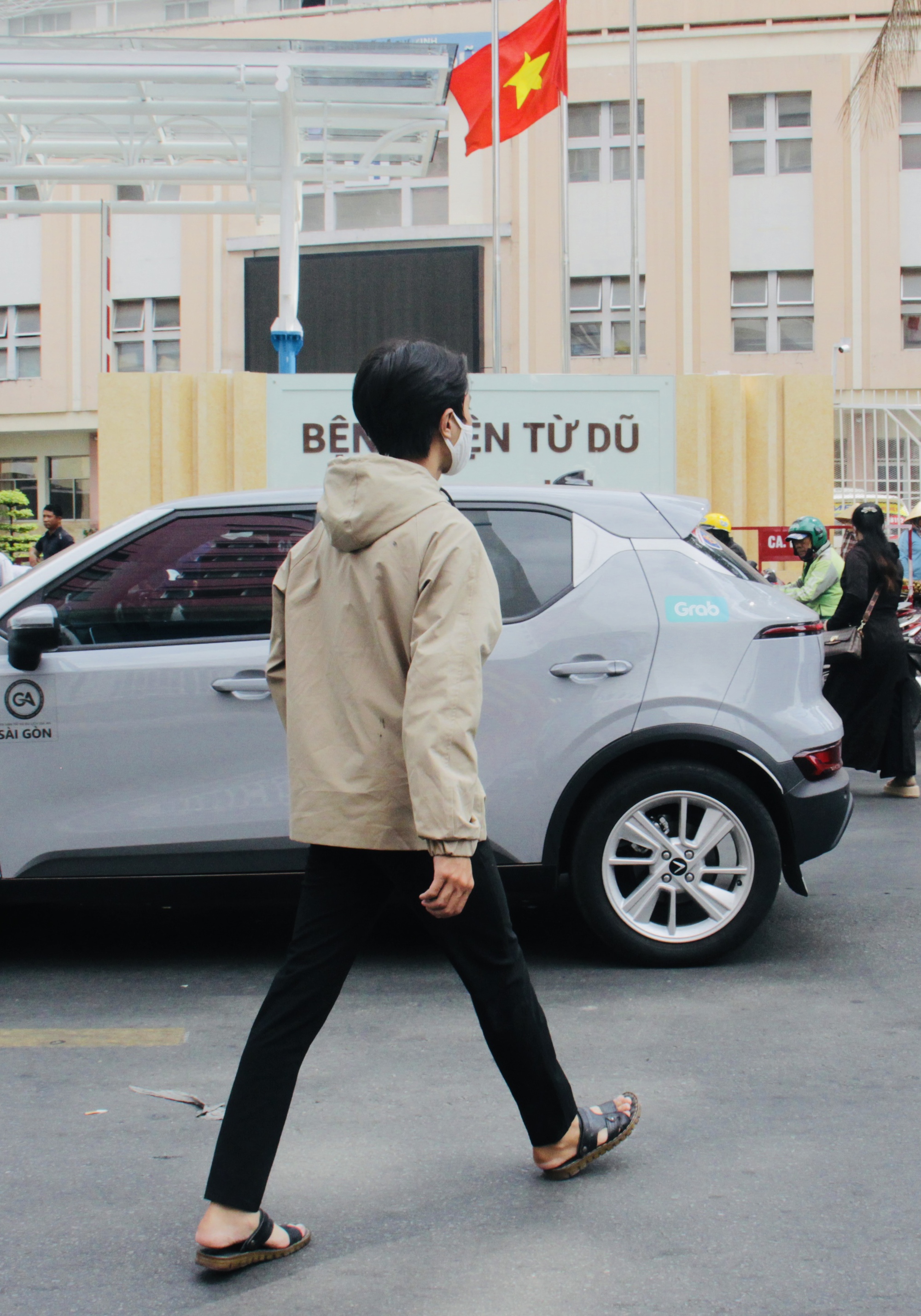 Bất chấp nguy hiểm, người d&acirc;n vẫn băng qua đường chỉ v&igrave; tiện v&agrave; nhanh- Ảnh 10.