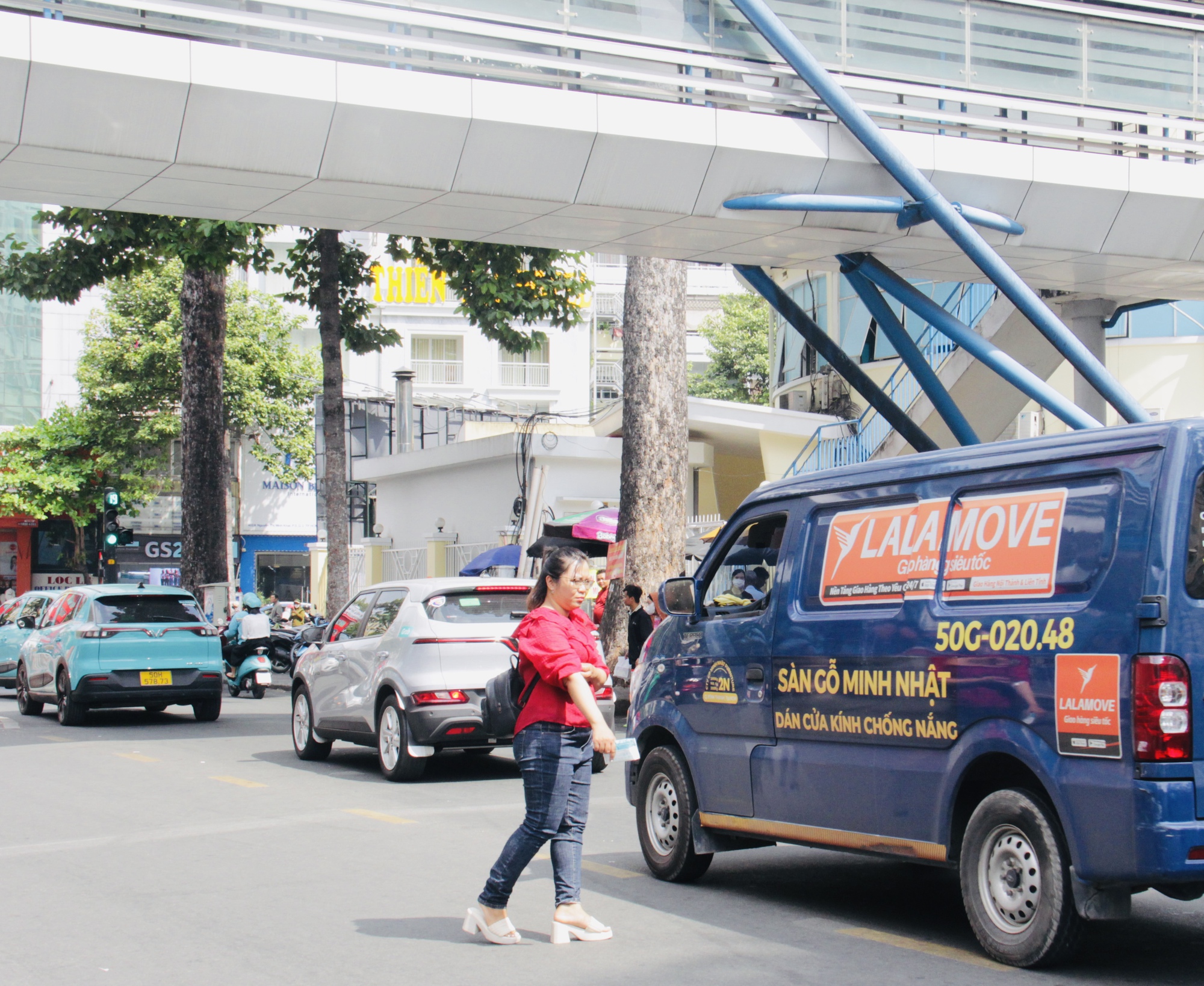 Bất chấp nguy hiểm, người d&acirc;n vẫn băng qua đường chỉ v&igrave; tiện v&agrave; nhanh- Ảnh 9.