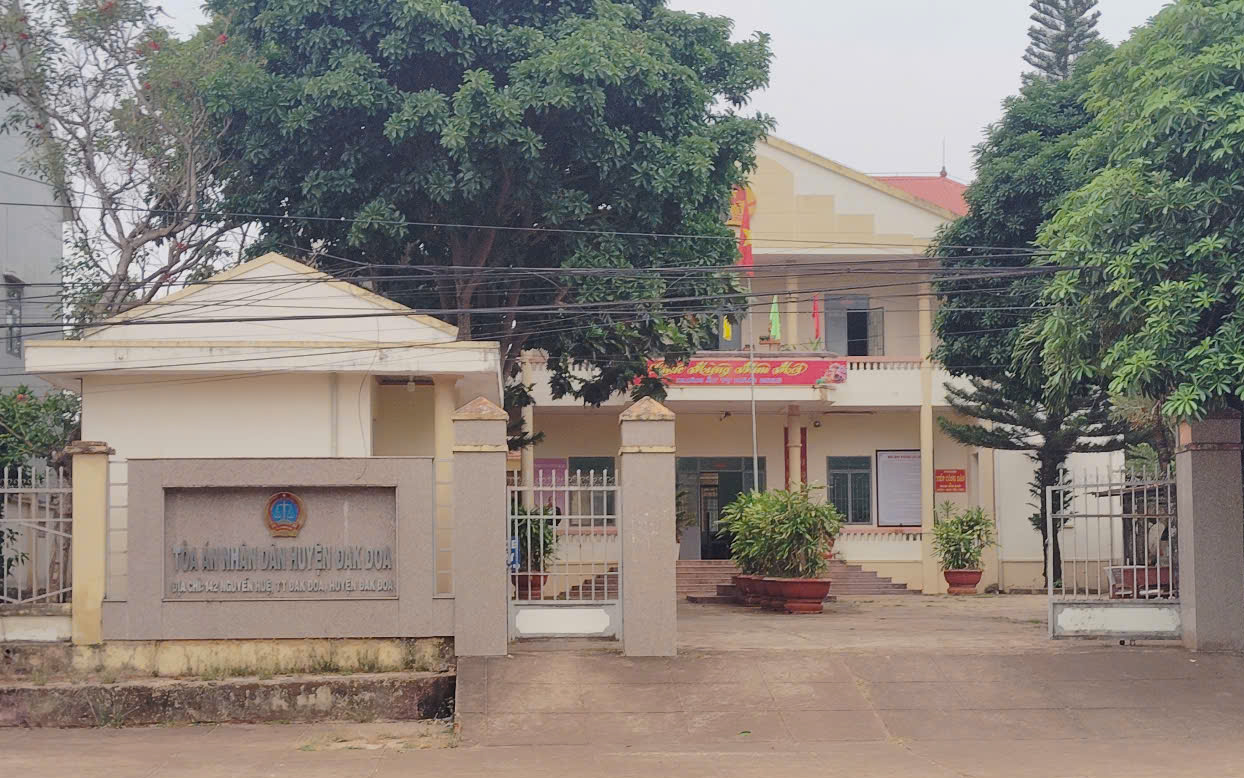 Vừa nghỉ việc, Chánh án huyện Đắk Đoa bị cơ quan điều tra khám xét- Ảnh 1. Vừa nghỉ việc, Chánh án huyện Đắk Đoa bị cơ quan điều tra khám xét- Ảnh 1.