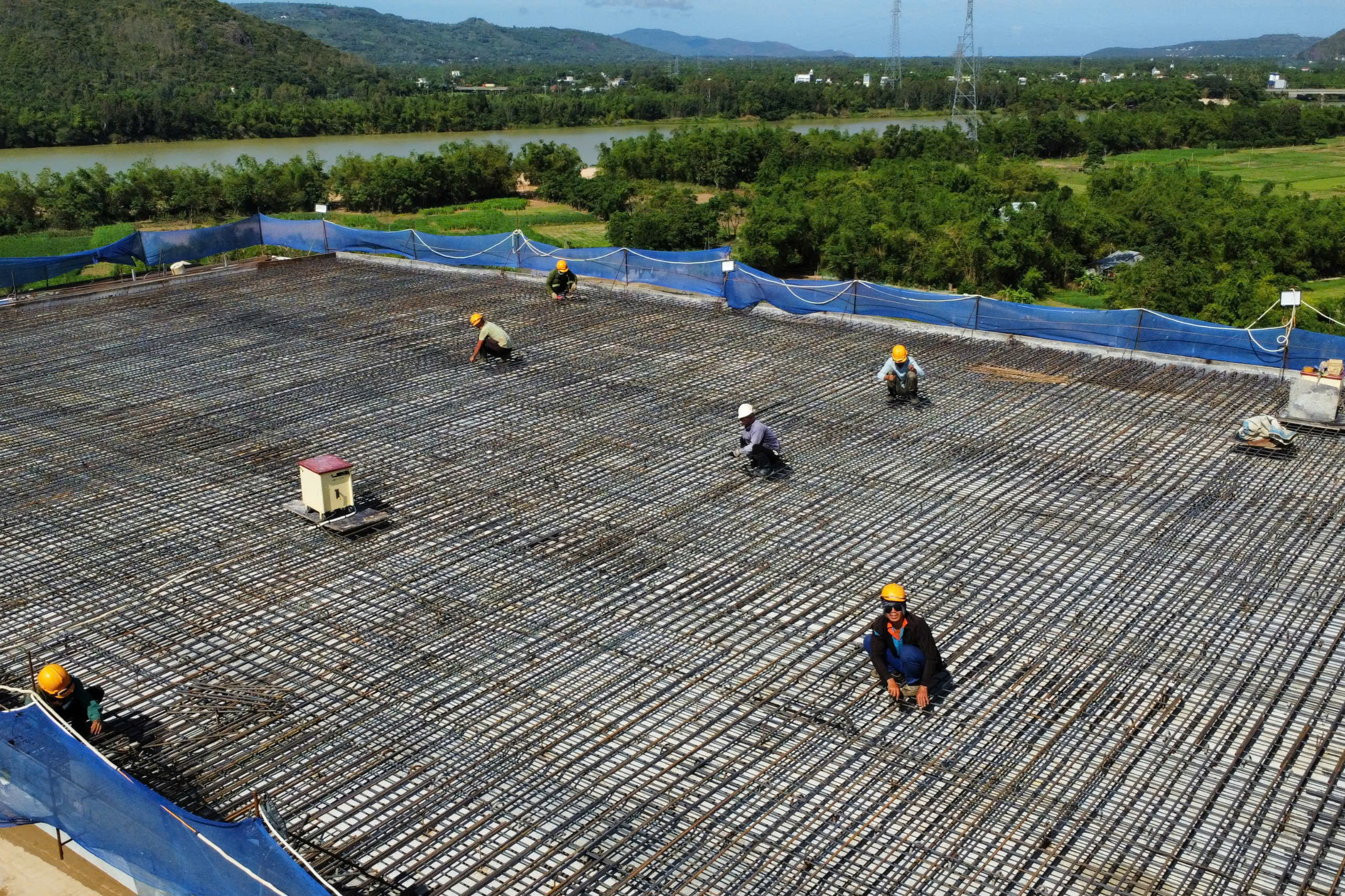 Đẩy tiến độ thi c&ocirc;ng cầu d&agrave;i nhất cao tốc Quy Nhơn - Ch&iacute; Thạnh- Ảnh 3.