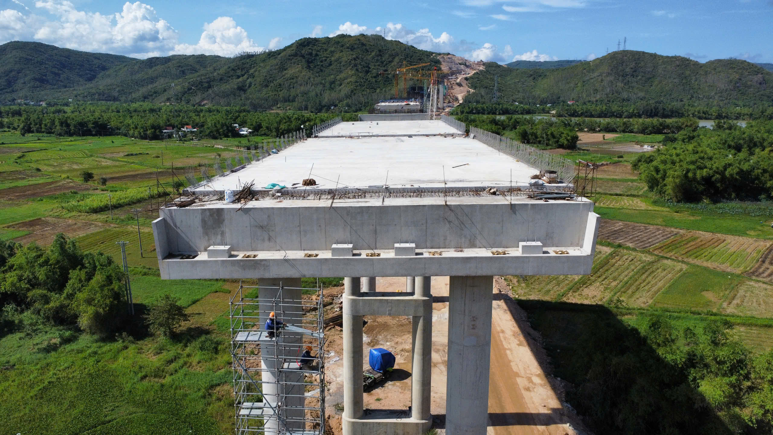 Đẩy tiến độ thi c&ocirc;ng cầu d&agrave;i nhất cao tốc Quy Nhơn - Ch&iacute; Thạnh- Ảnh 4.