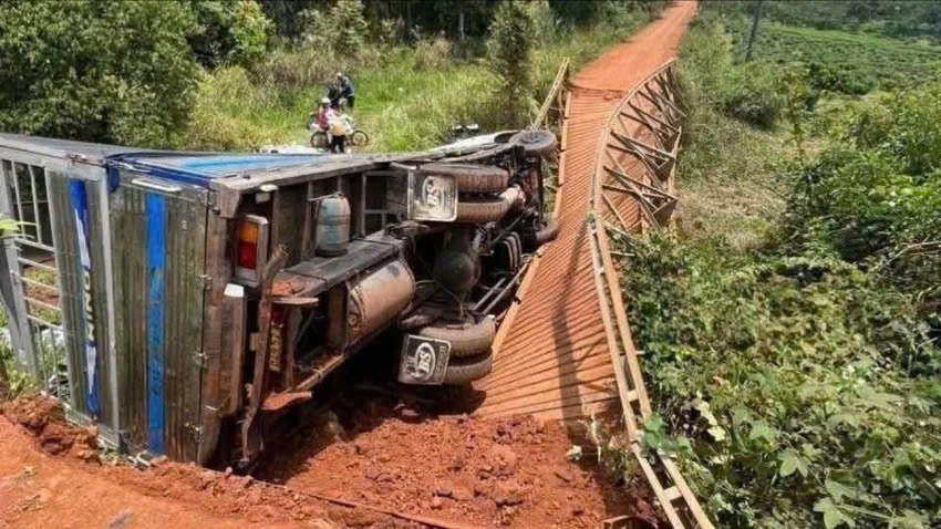 Lâm Đồng: Xe tải làm sập cầu dân sinh, hàng chục hộ dân mất đường đi- Ảnh 1. Lâm Đồng: Xe tải làm sập cầu dân sinh, hàng chục hộ dân mất đường đi- Ảnh 1.