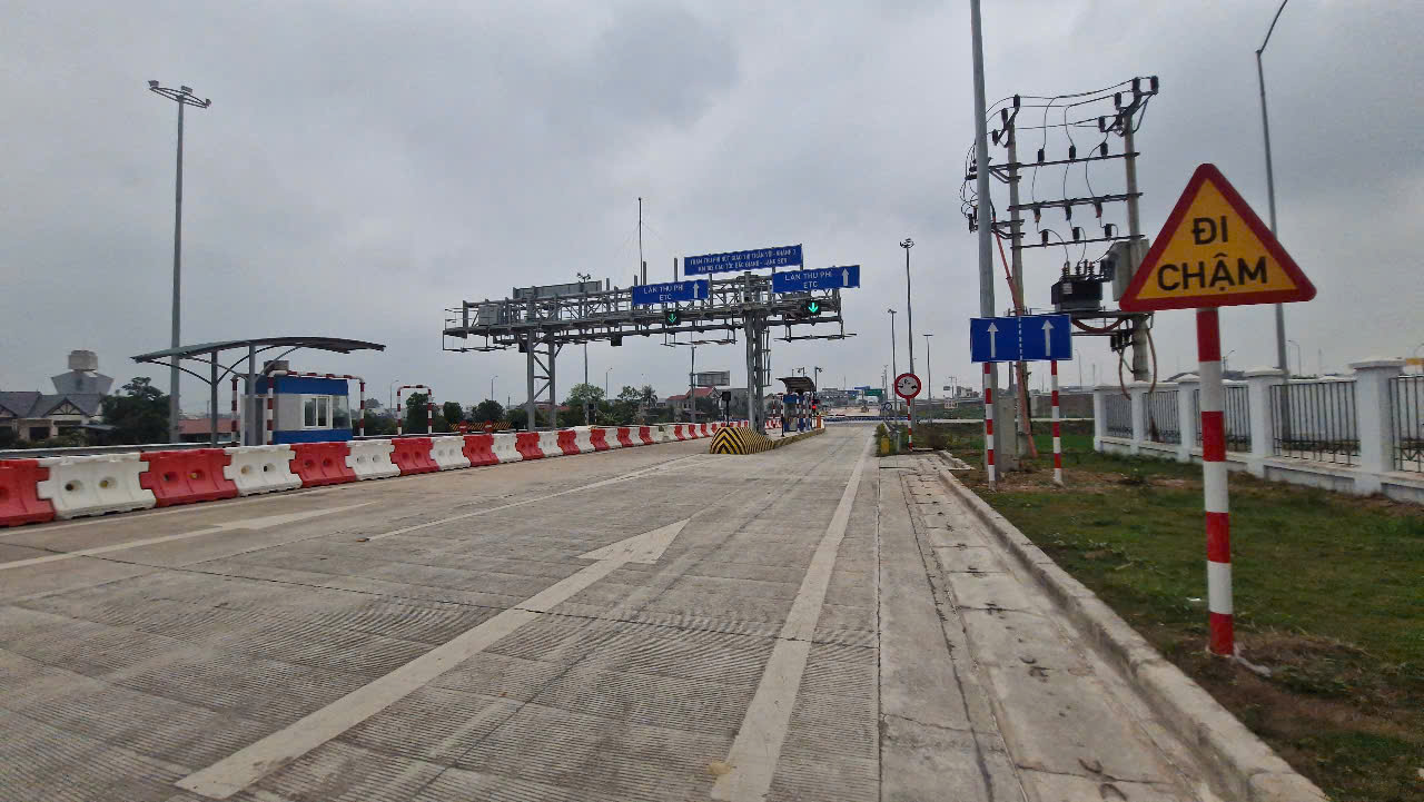 Ngày đầu khai thác, nút giao Vôi trên cao tốc Bắc Giang - Lạng Sơn vắng lạ thường- Ảnh 8. Ngày đầu khai thác, nút giao Vôi trên cao tốc Bắc Giang - Lạng Sơn vắng lạ thường- Ảnh 8.