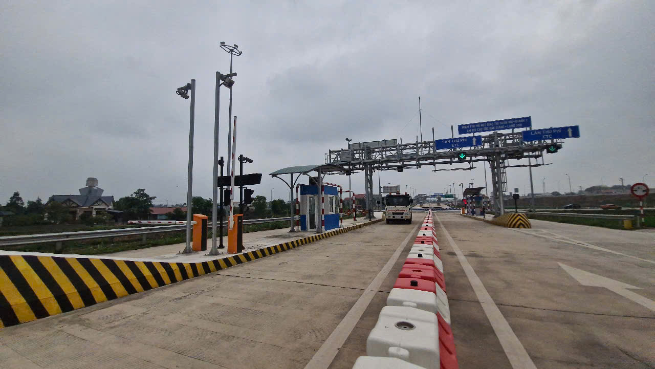 Ngày đầu khai thác, nút giao Vôi trên cao tốc Bắc Giang - Lạng Sơn vắng lạ thường- Ảnh 3. Ngày đầu khai thác, nút giao Vôi trên cao tốc Bắc Giang - Lạng Sơn vắng lạ thường- Ảnh 3.