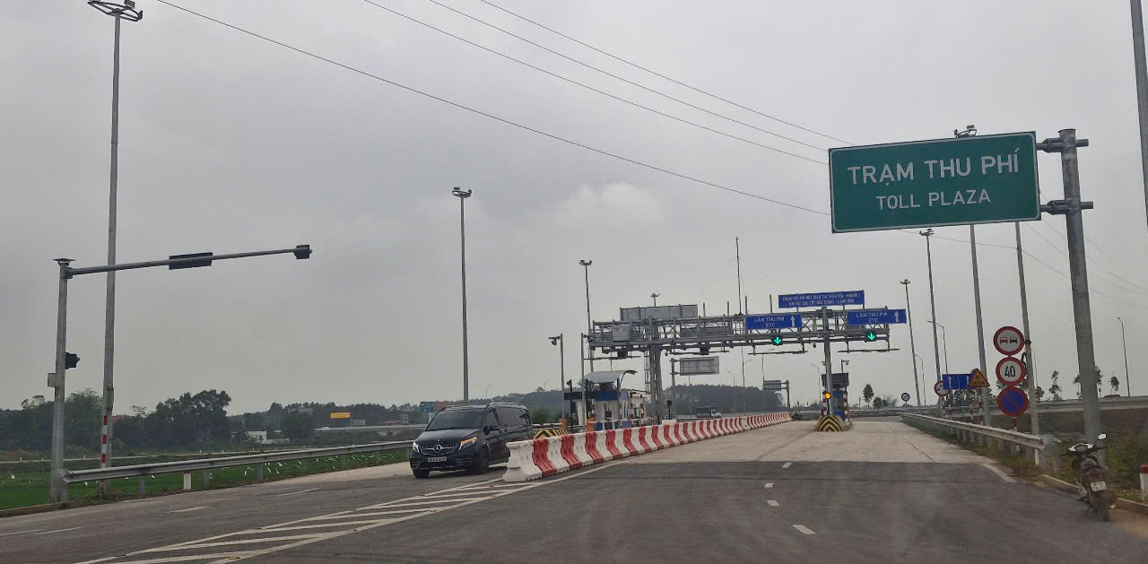 Ngày đầu khai thác, nút giao Vôi trên cao tốc Bắc Giang - Lạng Sơn vắng lạ thường- Ảnh 1. Ngày đầu khai thác, nút giao Vôi trên cao tốc Bắc Giang - Lạng Sơn vắng lạ thường- Ảnh 1.