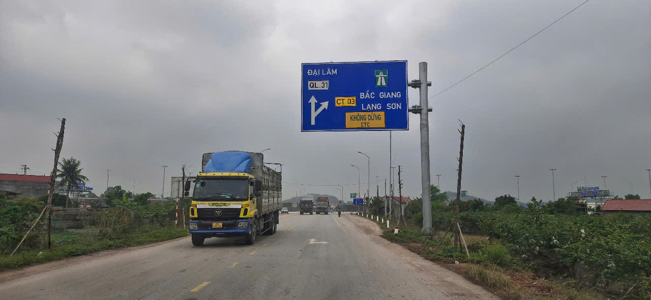 Ngày đầu khai thác, nút giao Vôi trên cao tốc Bắc Giang - Lạng Sơn vắng lạ thường- Ảnh 5. Ngày đầu khai thác, nút giao Vôi trên cao tốc Bắc Giang - Lạng Sơn vắng lạ thường- Ảnh 5.