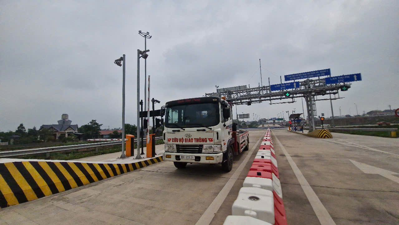 Ngày đầu khai thác, nút giao Vôi trên cao tốc Bắc Giang - Lạng Sơn vắng lạ thường- Ảnh 2. Ngày đầu khai thác, nút giao Vôi trên cao tốc Bắc Giang - Lạng Sơn vắng lạ thường- Ảnh 2.