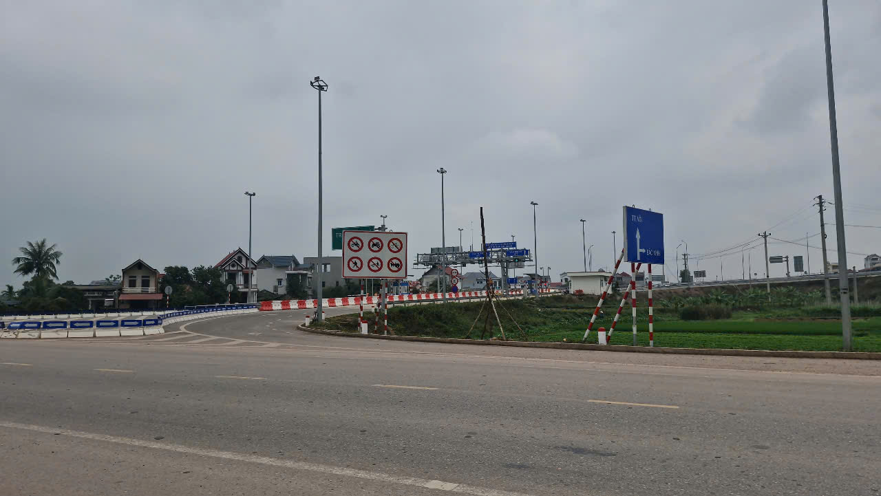 Ngày đầu khai thác, nút giao Vôi trên cao tốc Bắc Giang - Lạng Sơn vắng lạ thường- Ảnh 4. Ngày đầu khai thác, nút giao Vôi trên cao tốc Bắc Giang - Lạng Sơn vắng lạ thường- Ảnh 4.