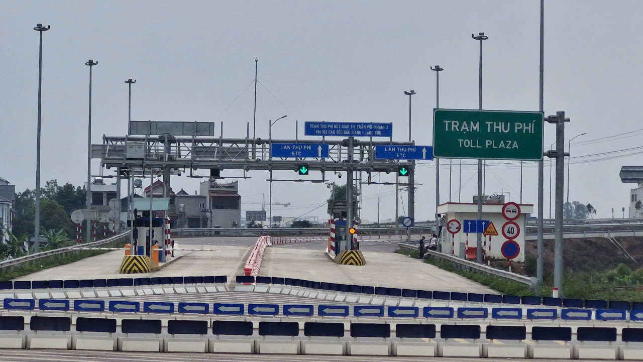 Ngày đầu khai thác, nút giao Vôi trên cao tốc Bắc Giang - Lạng Sơn vắng lạ thường- Ảnh 6. Ngày đầu khai thác, nút giao Vôi trên cao tốc Bắc Giang - Lạng Sơn vắng lạ thường- Ảnh 6.