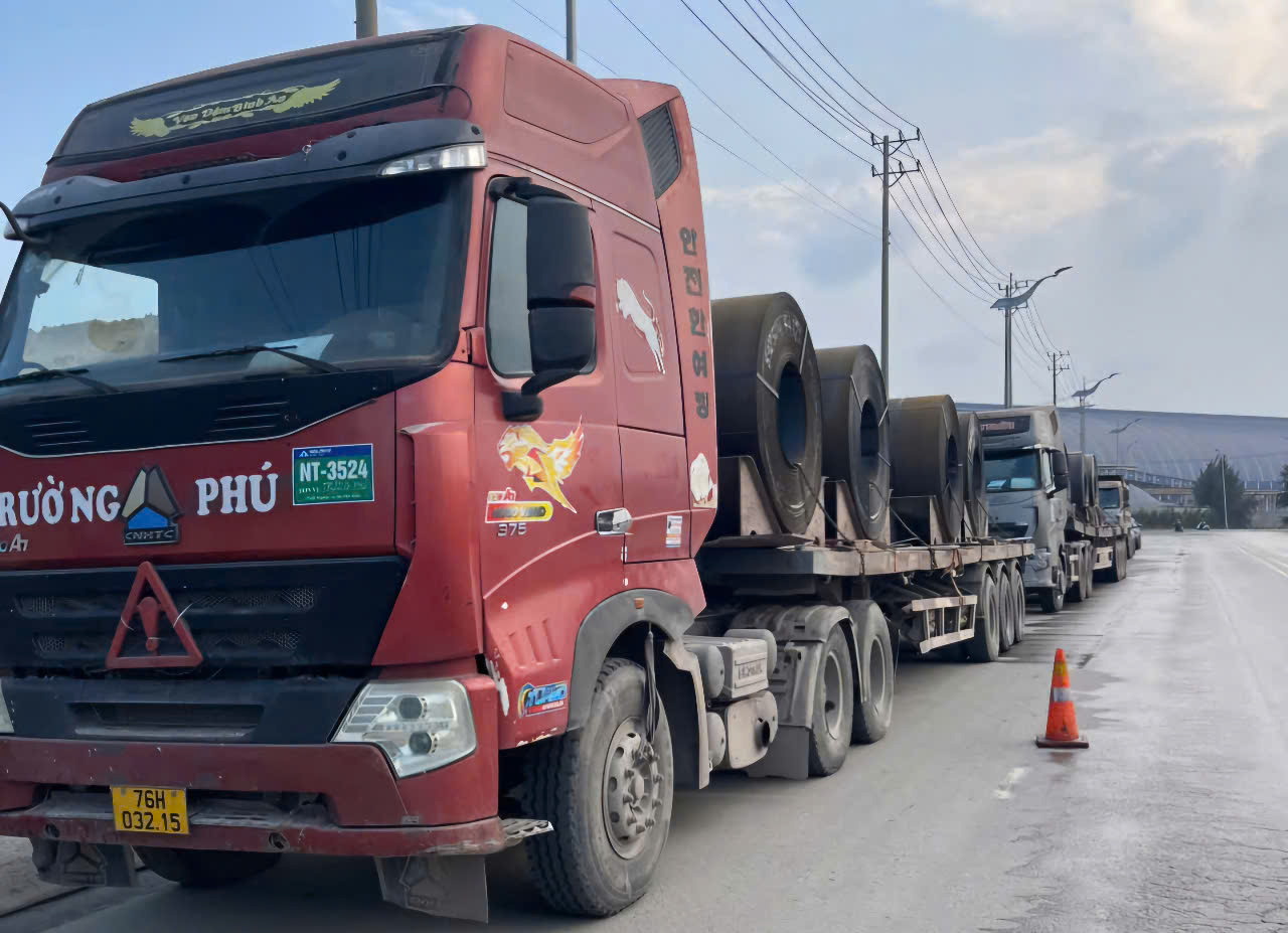 Xe qu&aacute; tải l&eacute;n l&uacute;t hoạt động, CSGT Quảng Ng&atilde;i d&agrave;n trận bắt gọn- Ảnh 3.