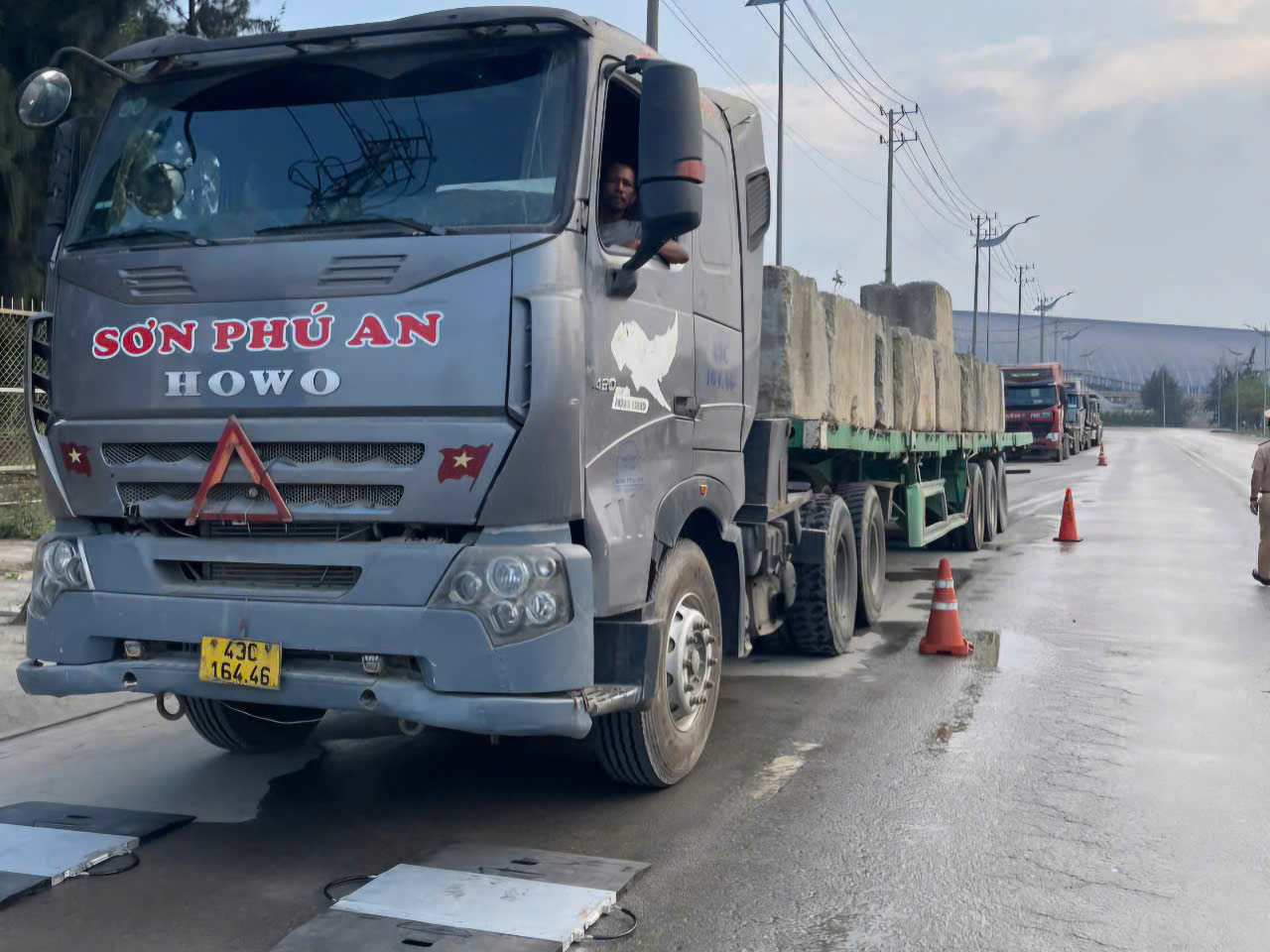 Xe qu&aacute; tải l&eacute;n l&uacute;t hoạt động, CSGT Quảng Ng&atilde;i d&agrave;n trận bắt gọn- Ảnh 1.
