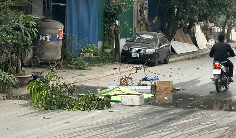 Nạn nh&acirc;n tử vong sau khi bị xe tải đ&acirc;m v&agrave; k&eacute;o l&ecirc; tr&ecirc;n đường