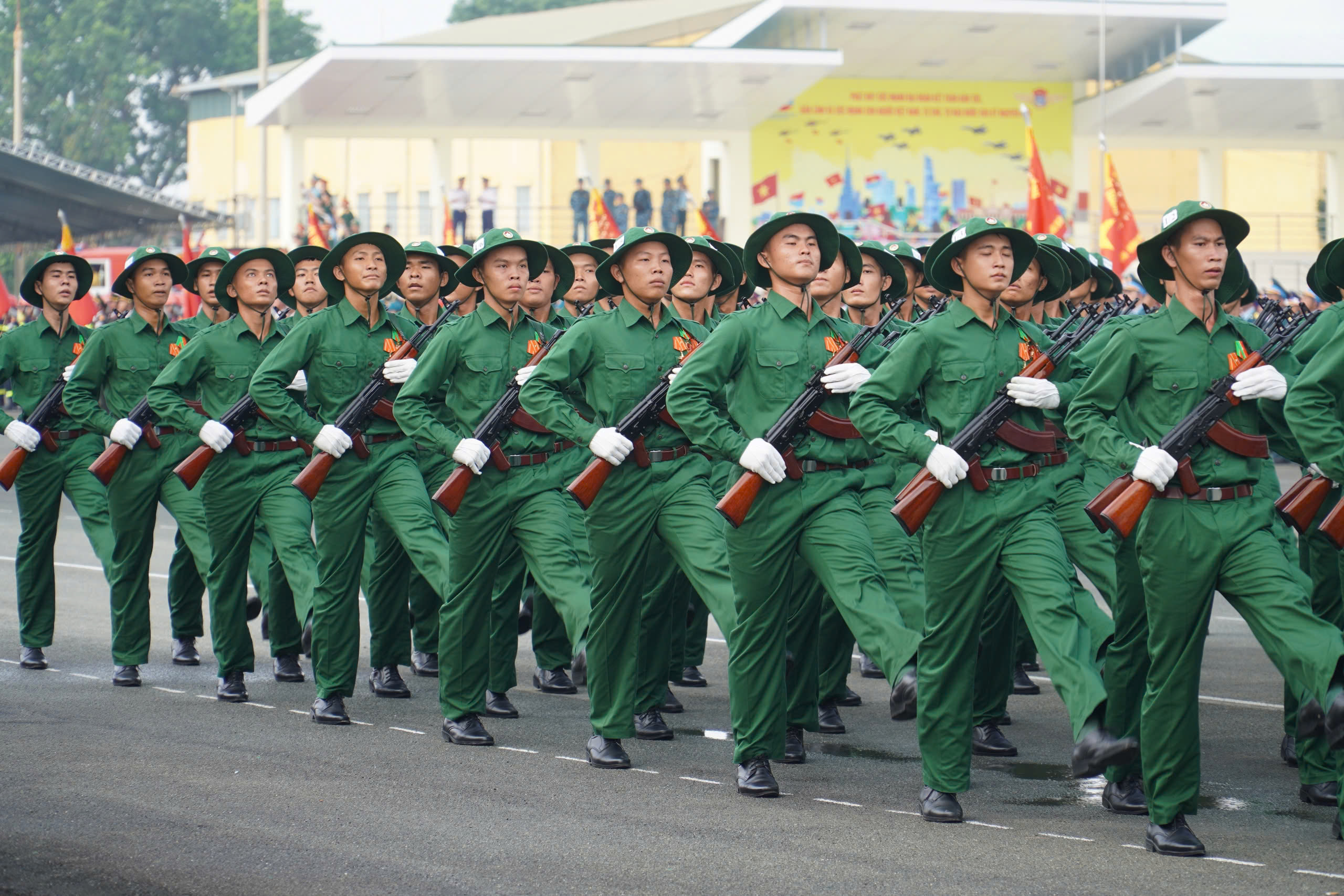 13.000 người hợp luyện diễu binh ch&agrave;o mừng 30/4 tại s&acirc;n bay Bi&ecirc;n H&ograve;a- Ảnh 11.