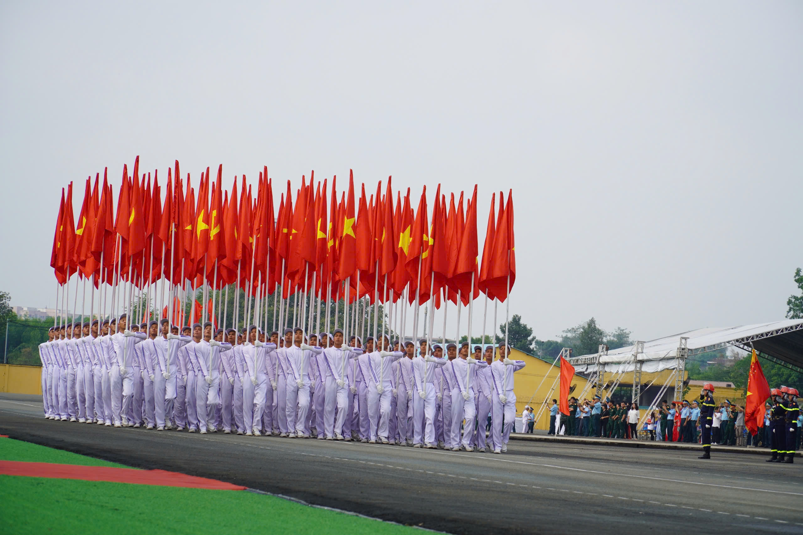 13.000 người hợp luyện diễu binh ch&agrave;o mừng 30/4 tại s&acirc;n bay Bi&ecirc;n H&ograve;a- Ảnh 3.