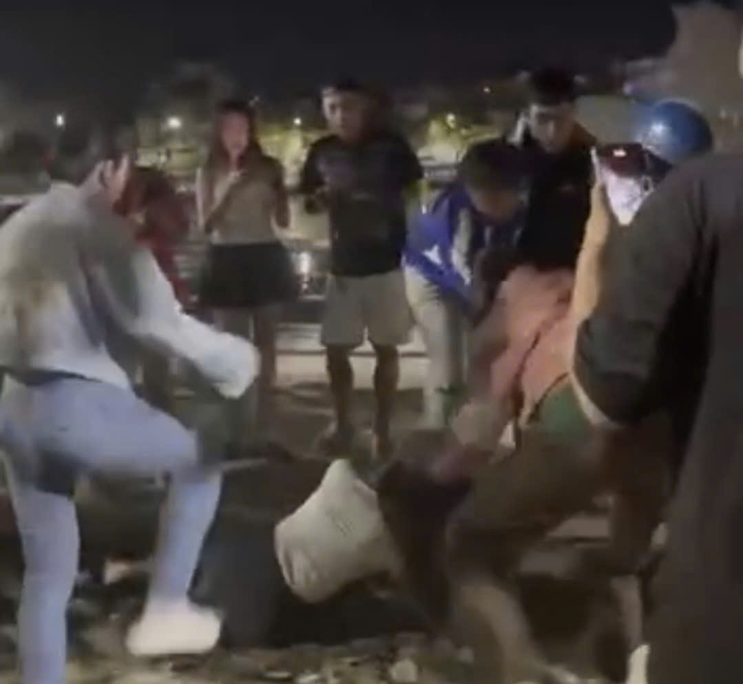 Khởi tố 4 bị can li&ecirc;n quan vụ h&agrave;nh hung nữ nh&acirc;n vi&ecirc;n ng&acirc;n h&agrave;ng ở Cần Thơ- Ảnh 1.