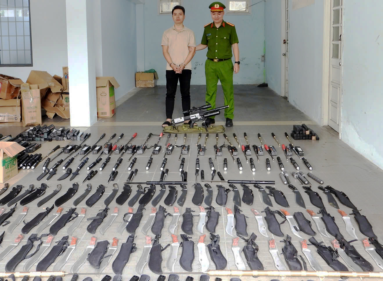 Triệt ph&aacute; đường d&acirc;y l&agrave;m giả con dấu, t&agrave;i liệu v&agrave; mua b&aacute;n vũ kh&iacute; th&ocirc; sơ quy m&ocirc; lớn- Ảnh 2.