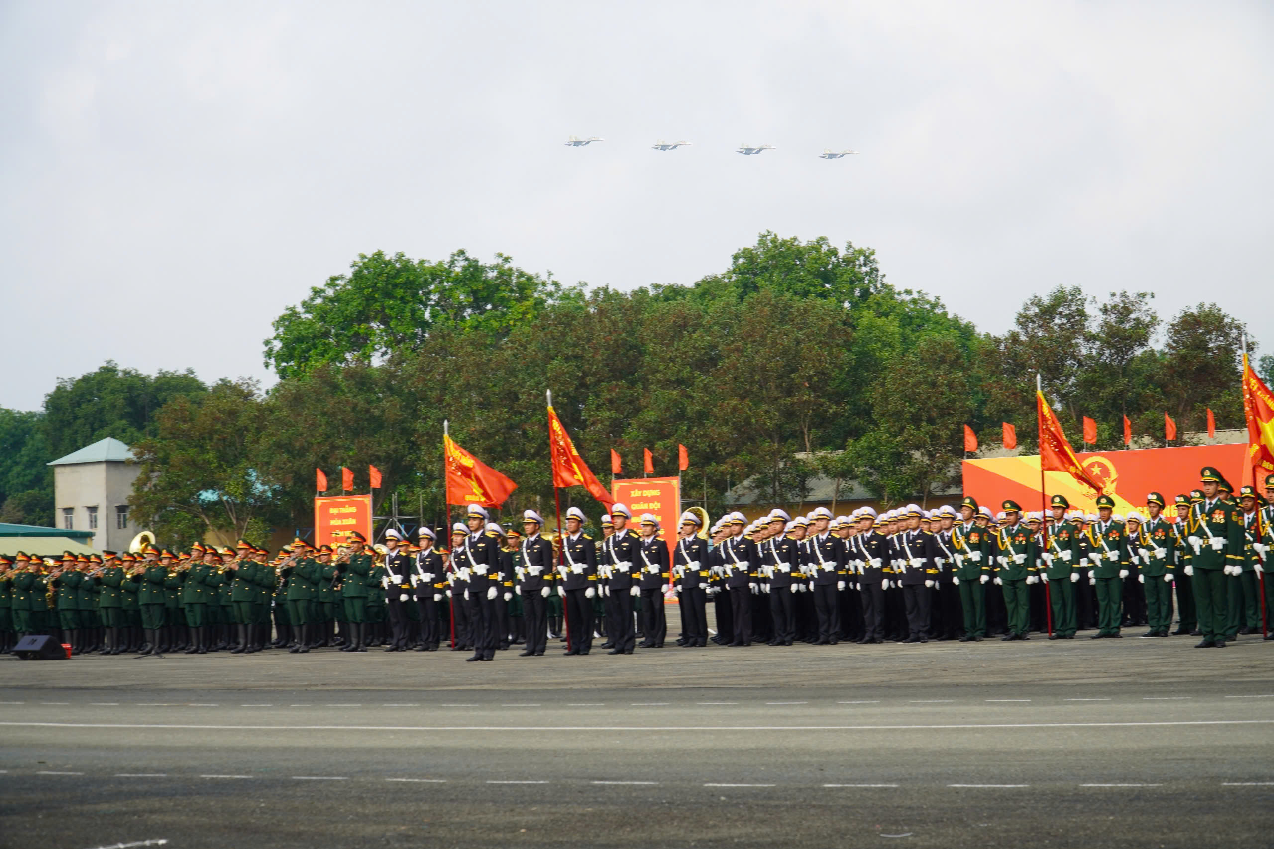 13.000 người hợp luyện diễu binh ch&agrave;o mừng 30/4 tại s&acirc;n bay Bi&ecirc;n H&ograve;a- Ảnh 9.