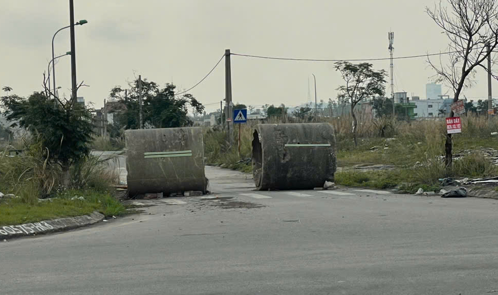 Quảng Ninh: Chất thải chất đống ở khu đô thị mới ven vịnh Cửa Lục- Ảnh 6. Quảng Ninh: Chất thải chất đống ở khu đô thị mới ven vịnh Cửa Lục- Ảnh 6.