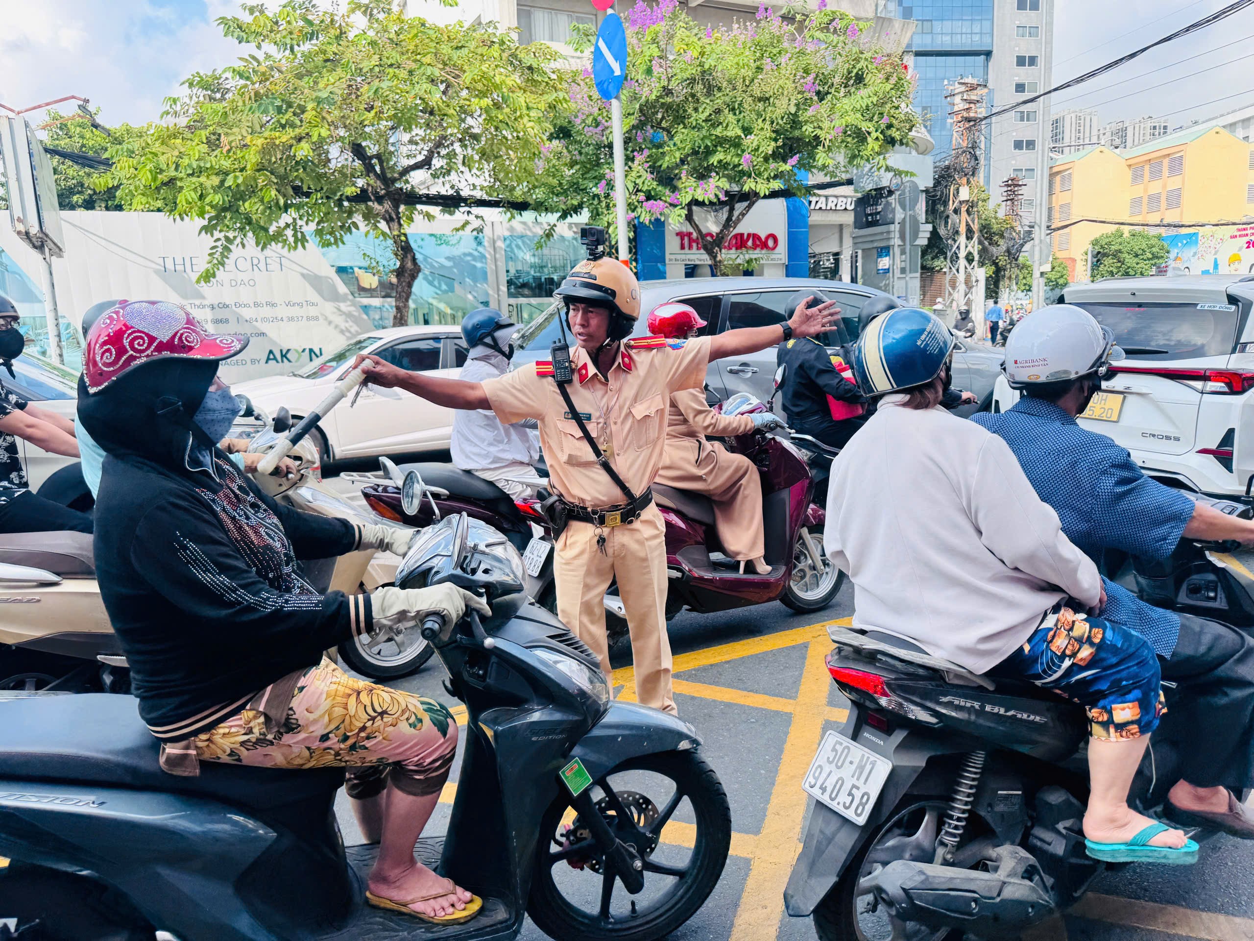 TP.HCM: L&uacute;ng t&uacute;ng với vạch mắt v&otilde;ng, nhiều người v&ocirc; t&igrave;nh phạm luật- Ảnh 4.