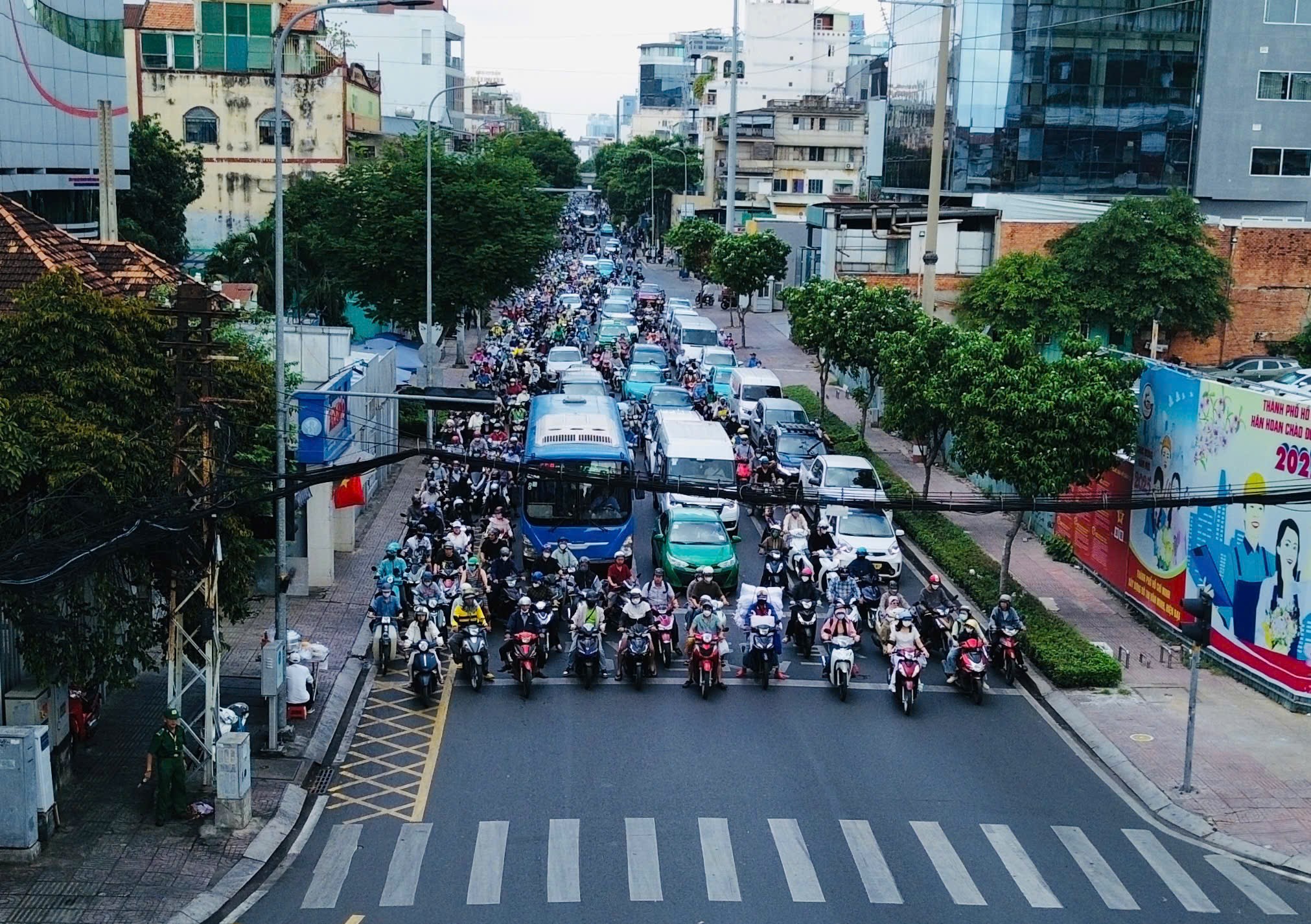 TP.HCM: L&uacute;ng t&uacute;ng với vạch mắt v&otilde;ng, nhiều người v&ocirc; t&igrave;nh phạm luật- Ảnh 3.