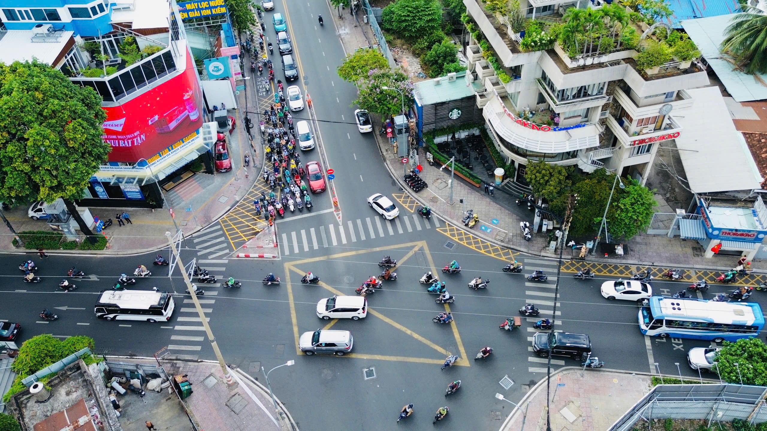TP.HCM: L&uacute;ng t&uacute;ng với vạch mắt v&otilde;ng, nhiều người v&ocirc; t&igrave;nh phạm luật- Ảnh 1.