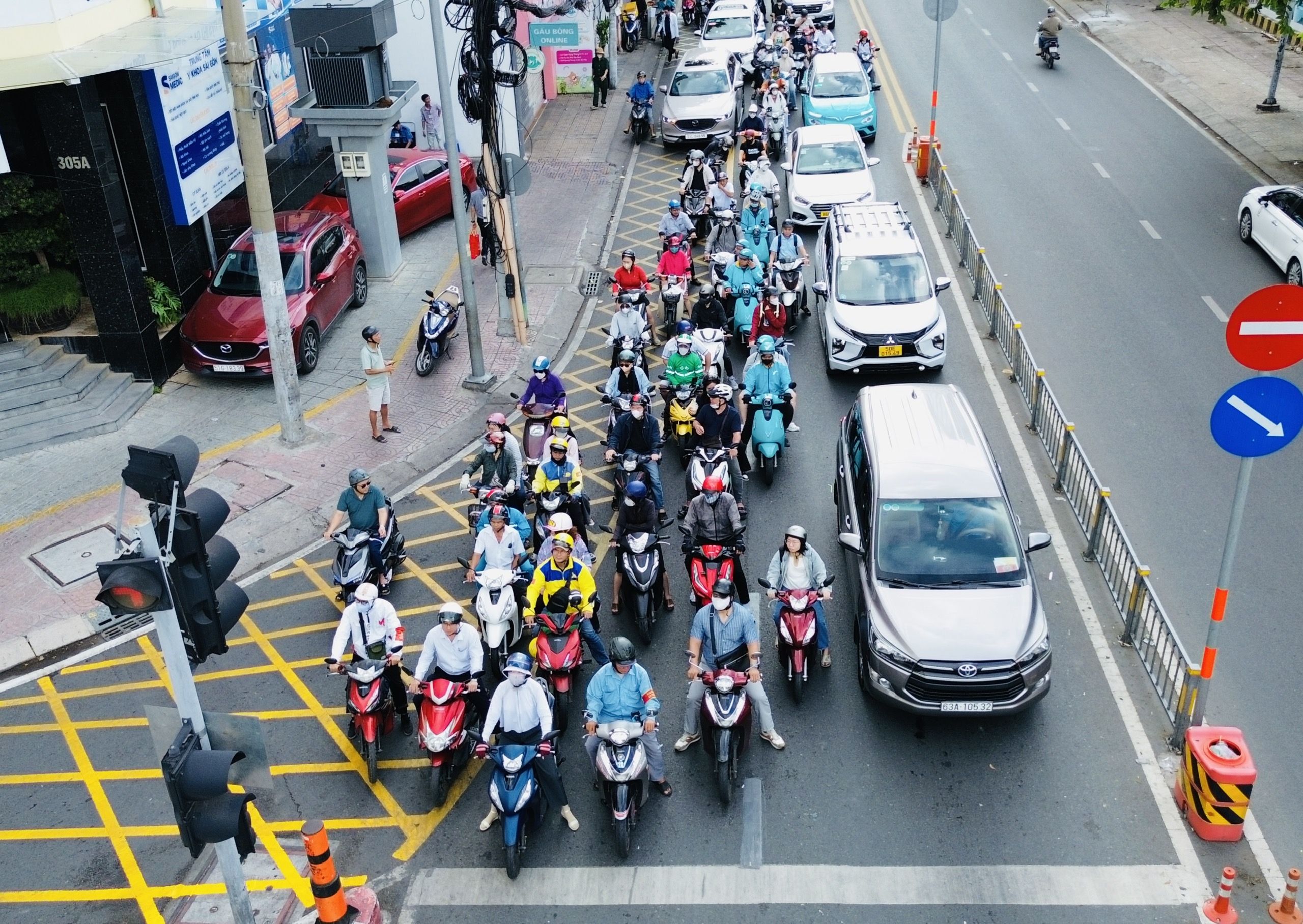 TP.HCM: L&uacute;ng t&uacute;ng với vạch mắt v&otilde;ng, nhiều người v&ocirc; t&igrave;nh phạm luật- Ảnh 2.