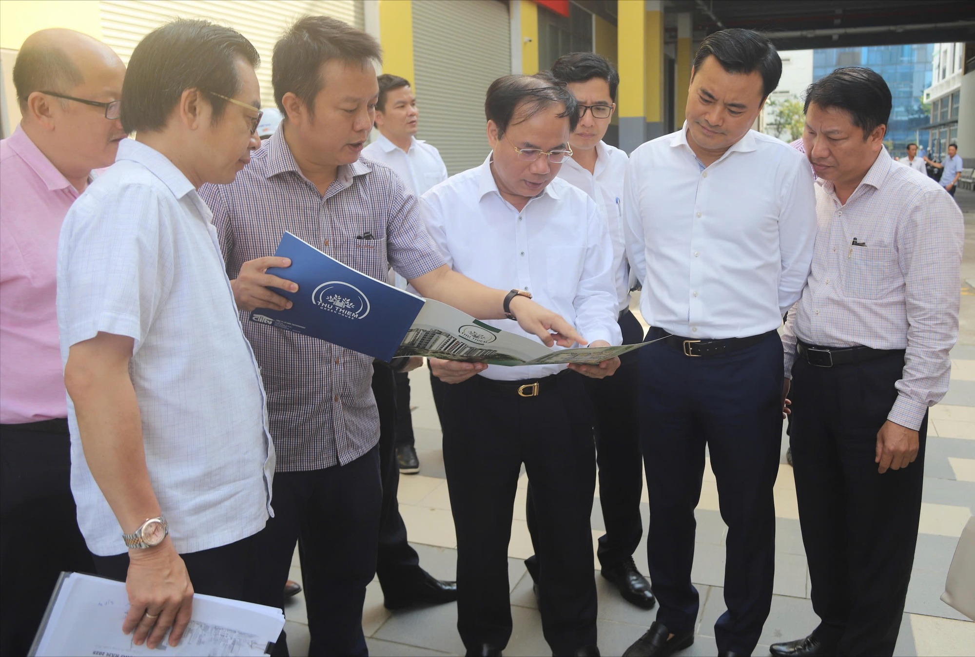 Thứ trưởng Nguyễn Văn Sinh kiểm tra dự &aacute;n nh&agrave; ở x&atilde; hội tại TP.HCM- Ảnh 1.