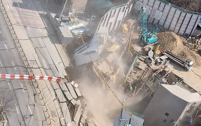 Vụ sập hầm tàu điện ngầm Hàn Quốc: Huy động gần 100 người tìm kiếm người mất tích- Ảnh 2. Hàn Quốc: Sập công trường thi công đường hầm, 2 công nhân mất tích