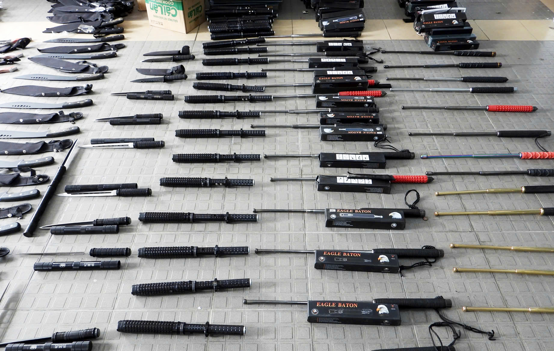 Triệt ph&aacute; đường d&acirc;y l&agrave;m giả con dấu, t&agrave;i liệu v&agrave; mua b&aacute;n vũ kh&iacute; th&ocirc; sơ quy m&ocirc; lớn- Ảnh 1.