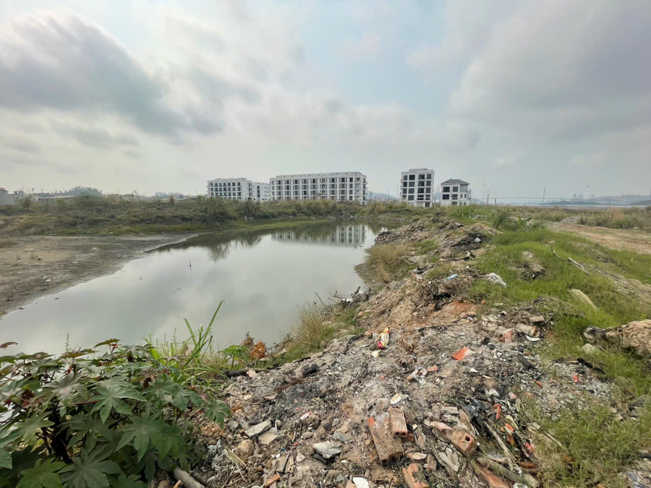 Quảng Ninh: Chất thải chất đống ở khu đô thị mới ven vịnh Cửa Lục- Ảnh 4. Quảng Ninh: Chất thải chất đống ở khu đô thị mới ven vịnh Cửa Lục- Ảnh 4.