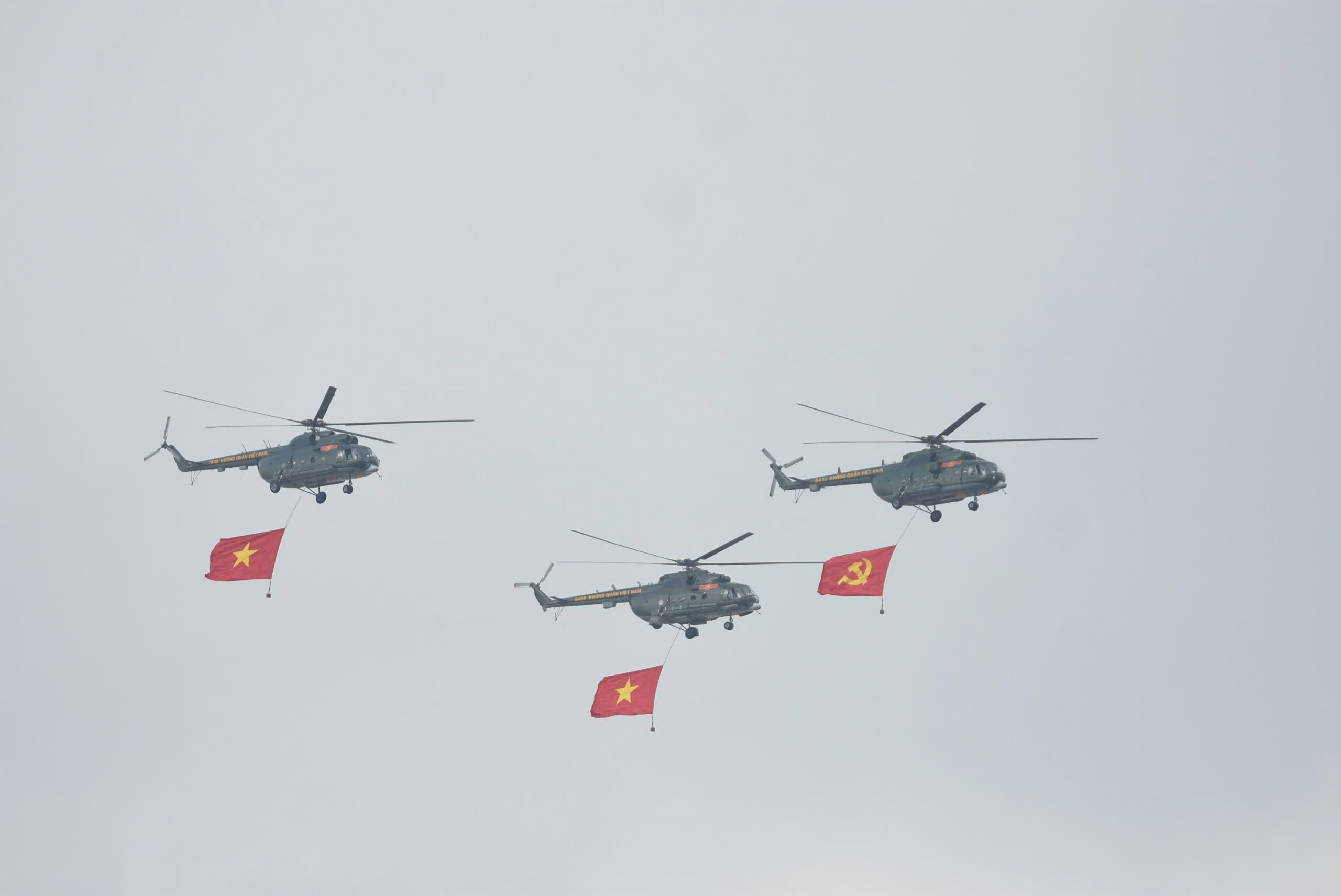 13.000 người hợp luyện diễu binh ch&agrave;o mừng 30/4 tại s&acirc;n bay Bi&ecirc;n H&ograve;a- Ảnh 1.