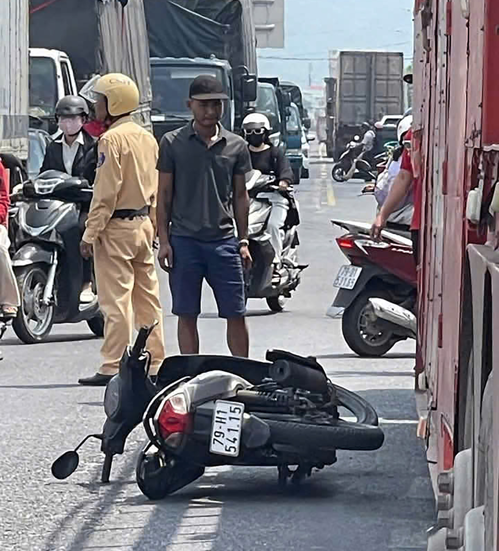 Xe đầu kéo va chạm xe máy ở nút giao, người đàn ông tử vong tại chỗ- Ảnh 1. Xe đầu kéo va chạm xe máy ở nút giao, người đàn ông tử vong tại chỗ- Ảnh 1.