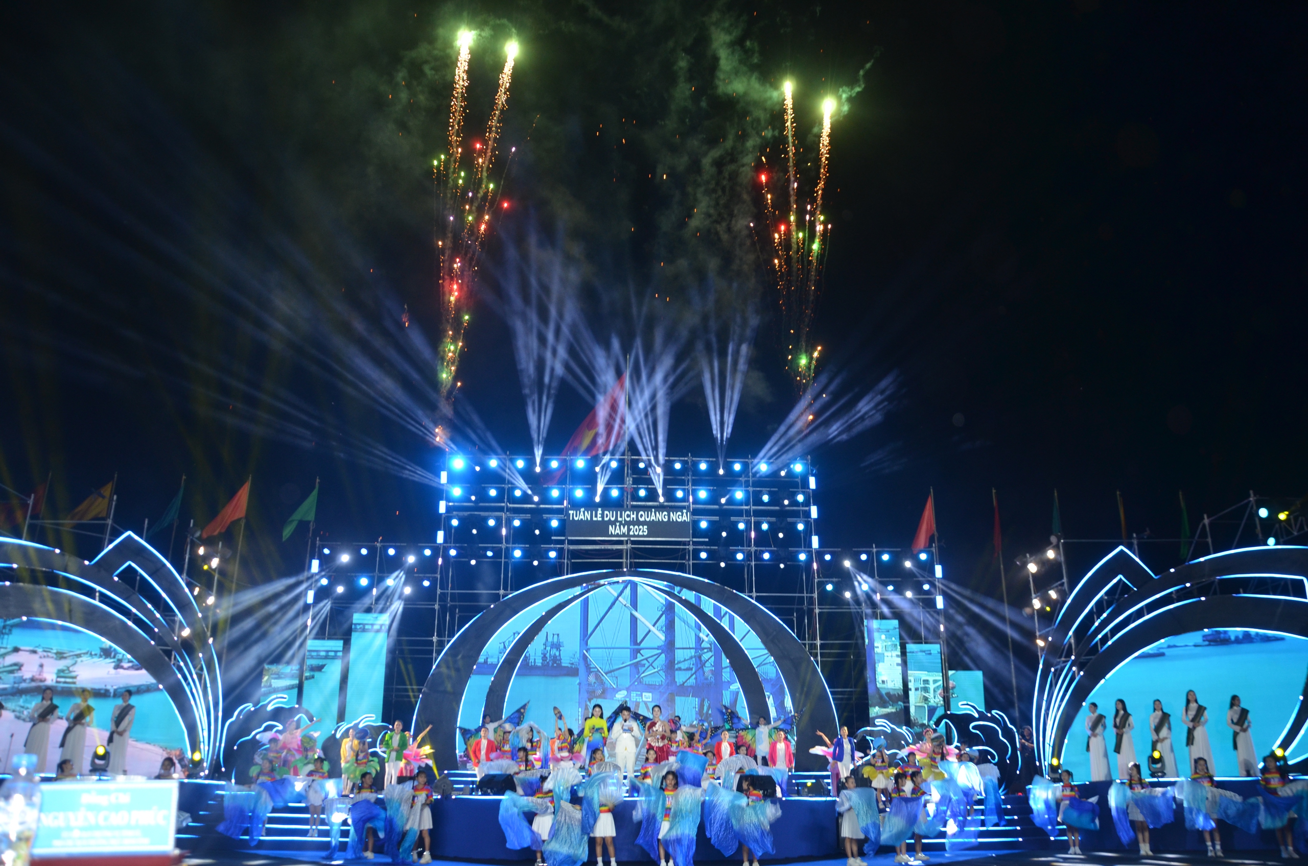 Ngh&igrave;n người dự lễ khai mạc Tuần lễ Du lịch Quảng Ng&atilde;i- Ảnh 1.