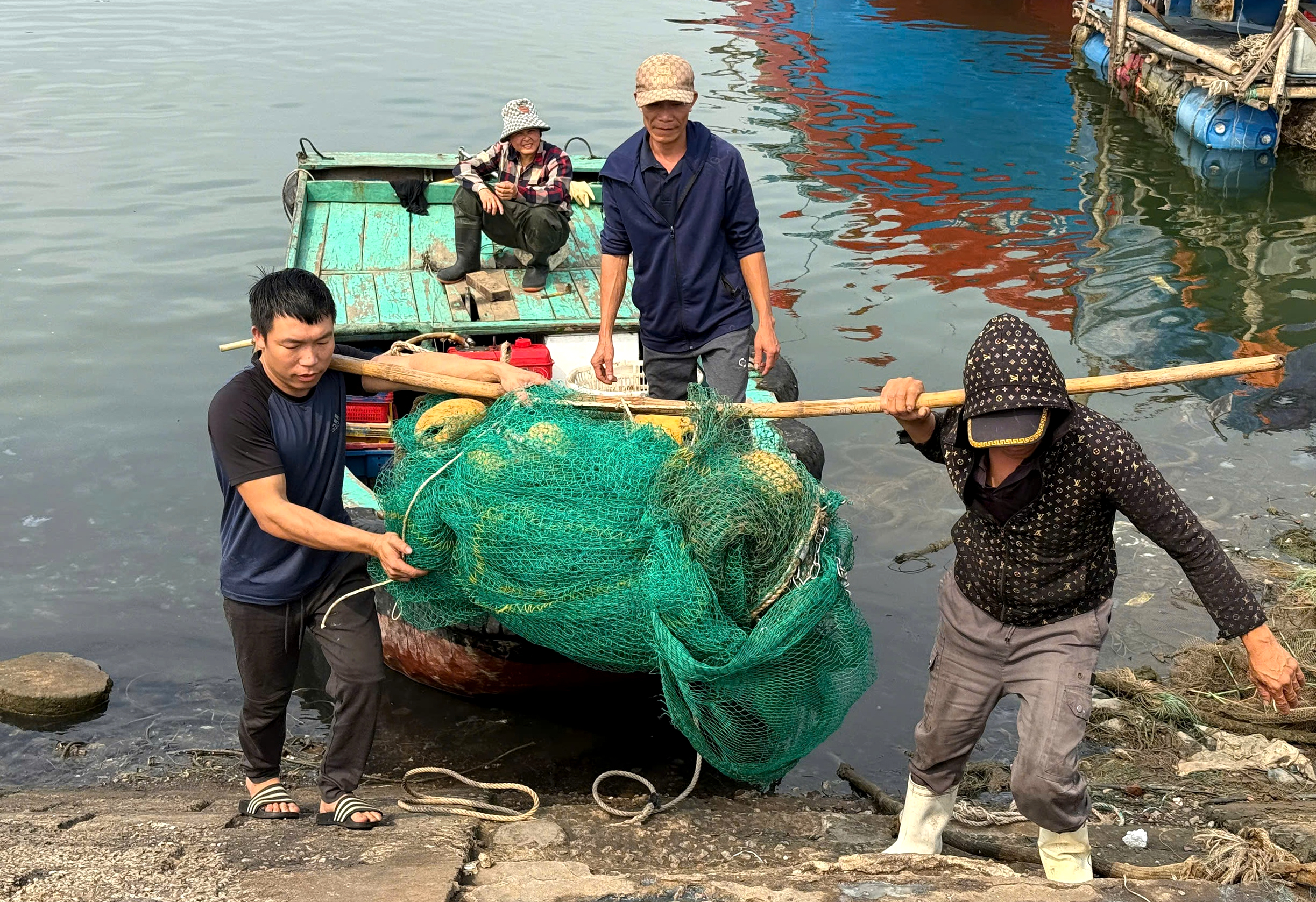 Nạo v&eacute;t, khơi luồng cảng c&aacute; Lạch Bạng sau nhiều năm bồi lắng- Ảnh 2.