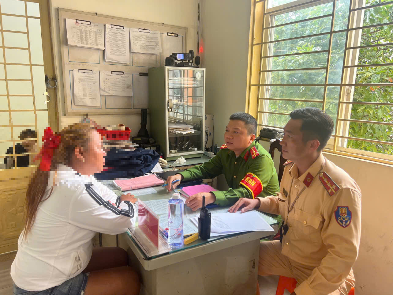 C&ocirc; g&aacute;i đi xe m&aacute;y kh&ocirc;ng mũ bảo hiểm, bu&ocirc;ng 2 tay xuất tr&igrave;nh giấy x&aacute;c nhận t&acirc;m thần với CSGT- Ảnh 1.