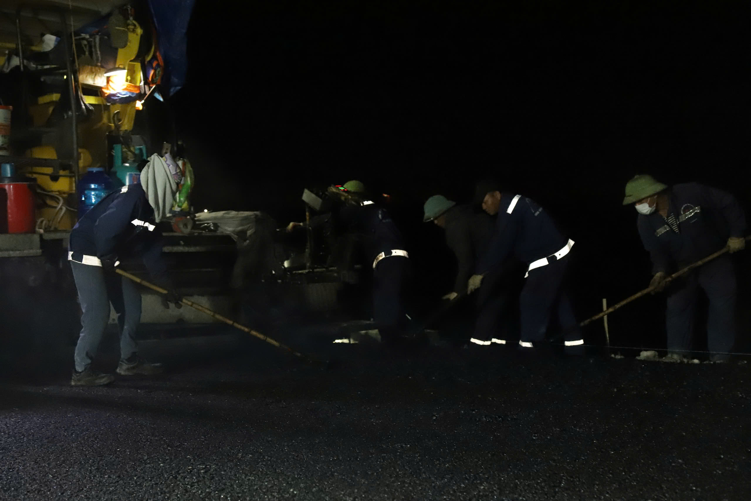 Những bữa ăn vội nửa đ&ecirc;m tr&ecirc;n c&ocirc;ng trường cao tốc B&atilde;i Vọt - H&agrave;m Nghi - Vũng &Aacute;ng- Ảnh 4.