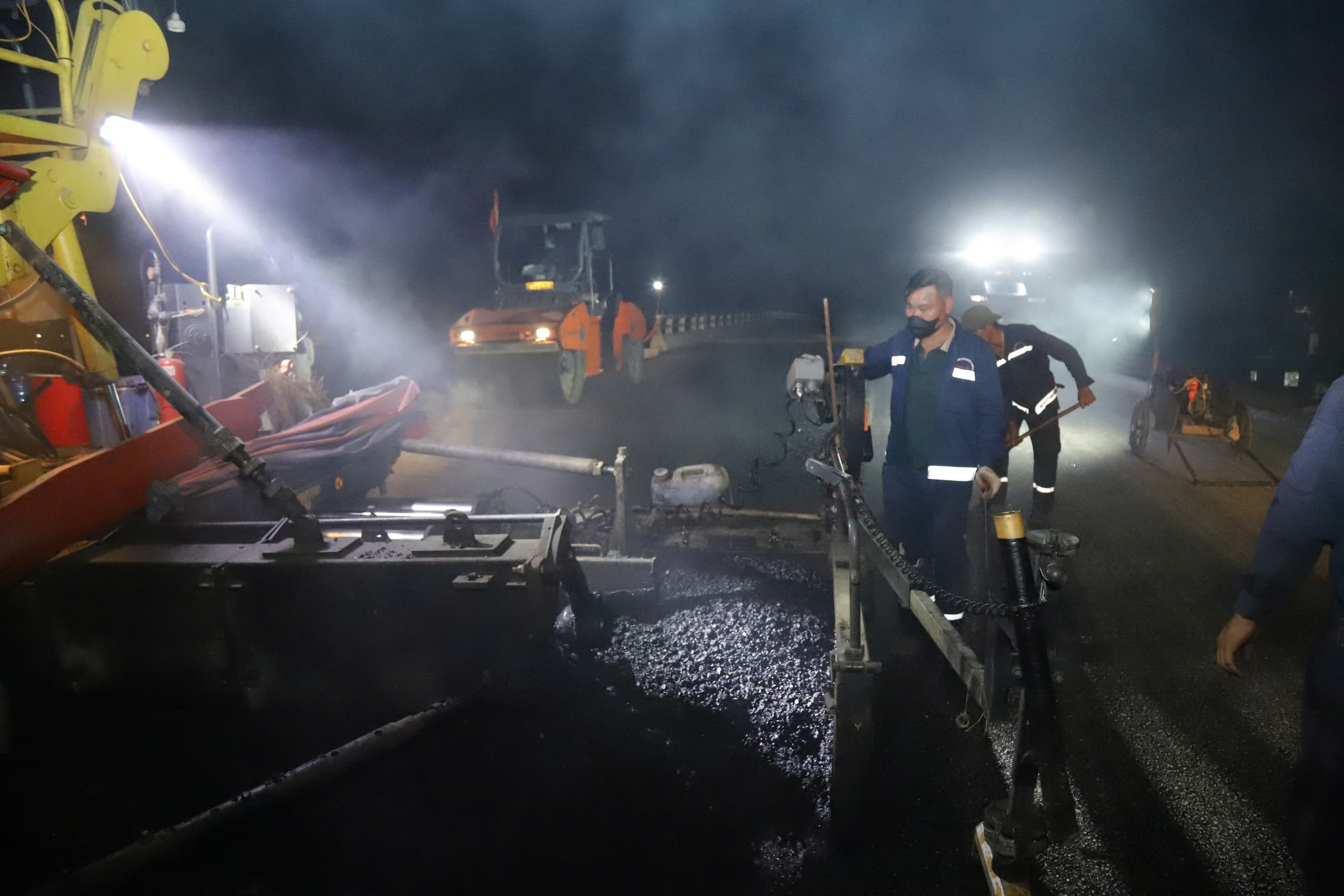 Những bữa ăn vội nửa đ&ecirc;m tr&ecirc;n c&ocirc;ng trường cao tốc B&atilde;i Vọt - H&agrave;m Nghi - Vũng &Aacute;ng- Ảnh 6.